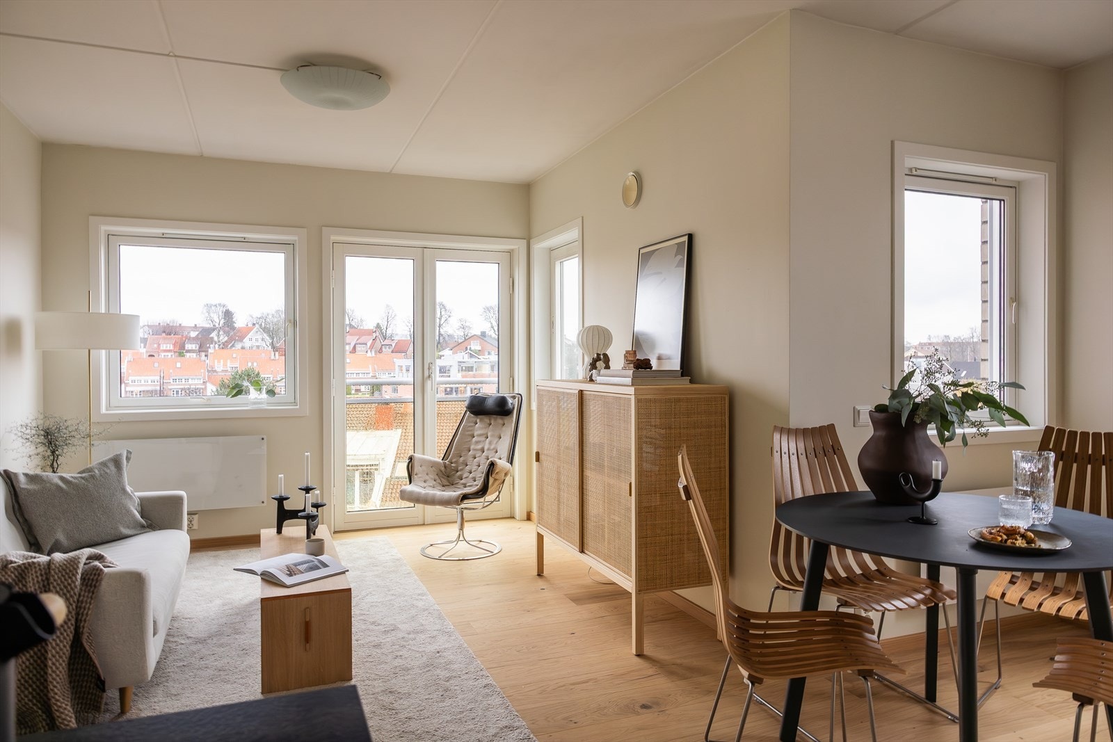 Rålekker 2-roms toppleilighet med store vindusflater og rikelig med lysinnslipp. Galleribilde