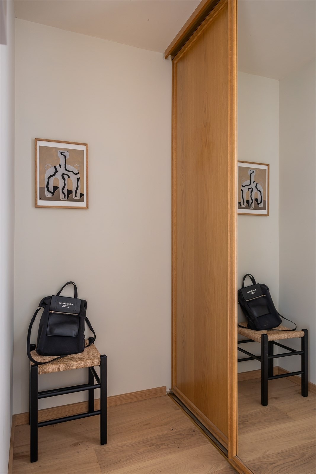 Praktisk og romslig skyvedørsgarderobe med plass til det du trenger ved inngangsdøren. Galleribilde