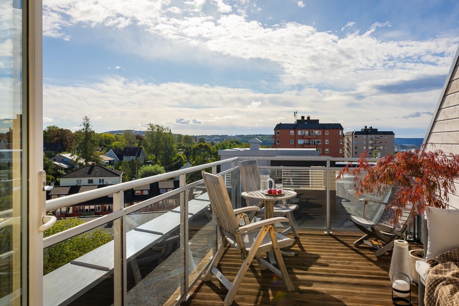 Velkommen til Sukkertoppveien 3 - toppleilighet med privat takterrasse, smart planløsning og sentral beliggenhet. Galleribilde