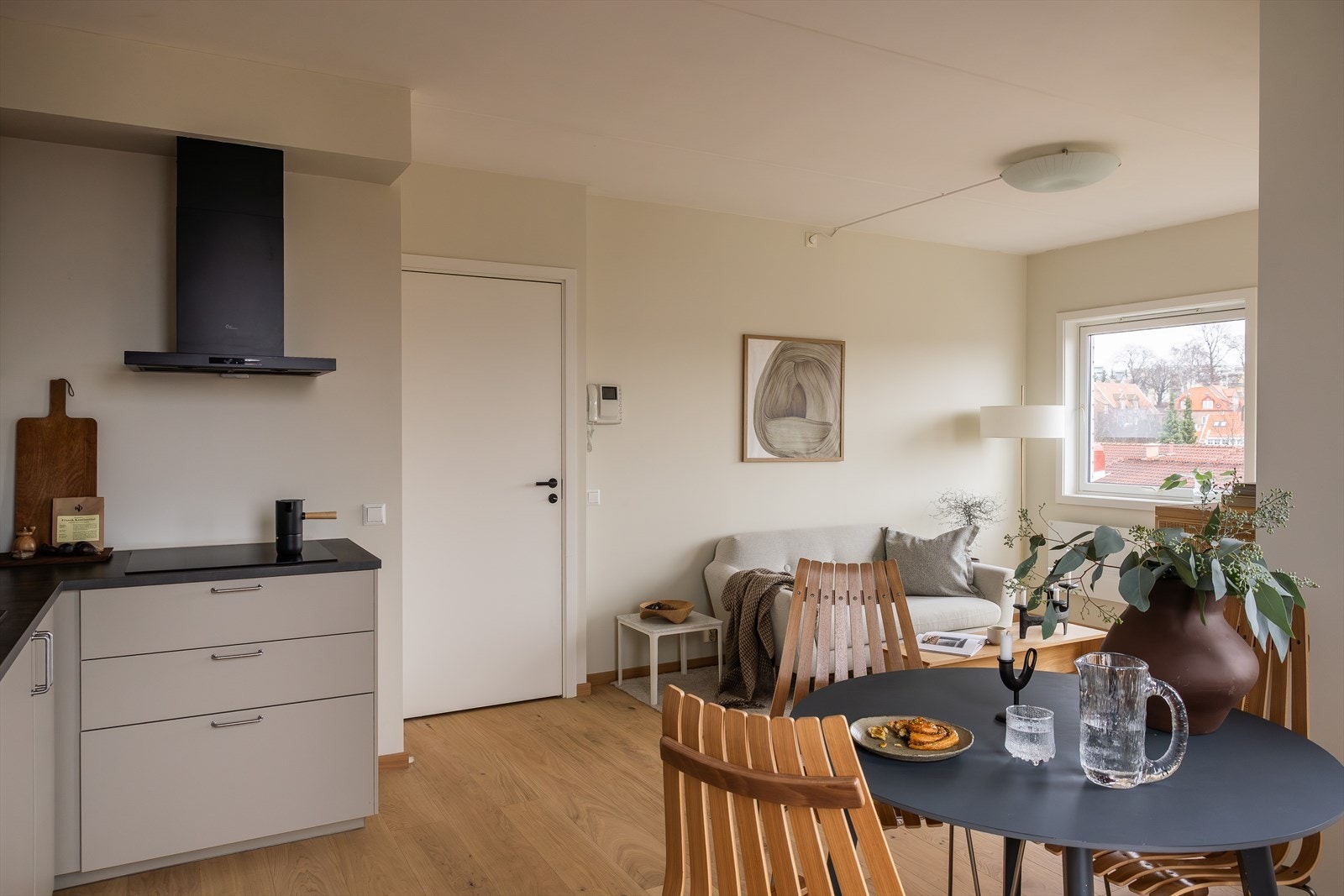 Den åpne stue/kjøkken løsningen deles naturlig inn i to soner grunnet en smart utforming av rommet. Galleribilde