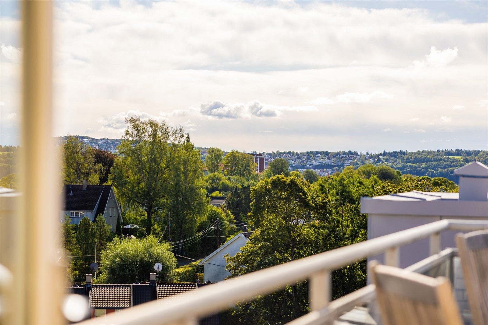 Boligen vender ut mot et rolig eneboligområde med flotte grøntareal. Galleribilde