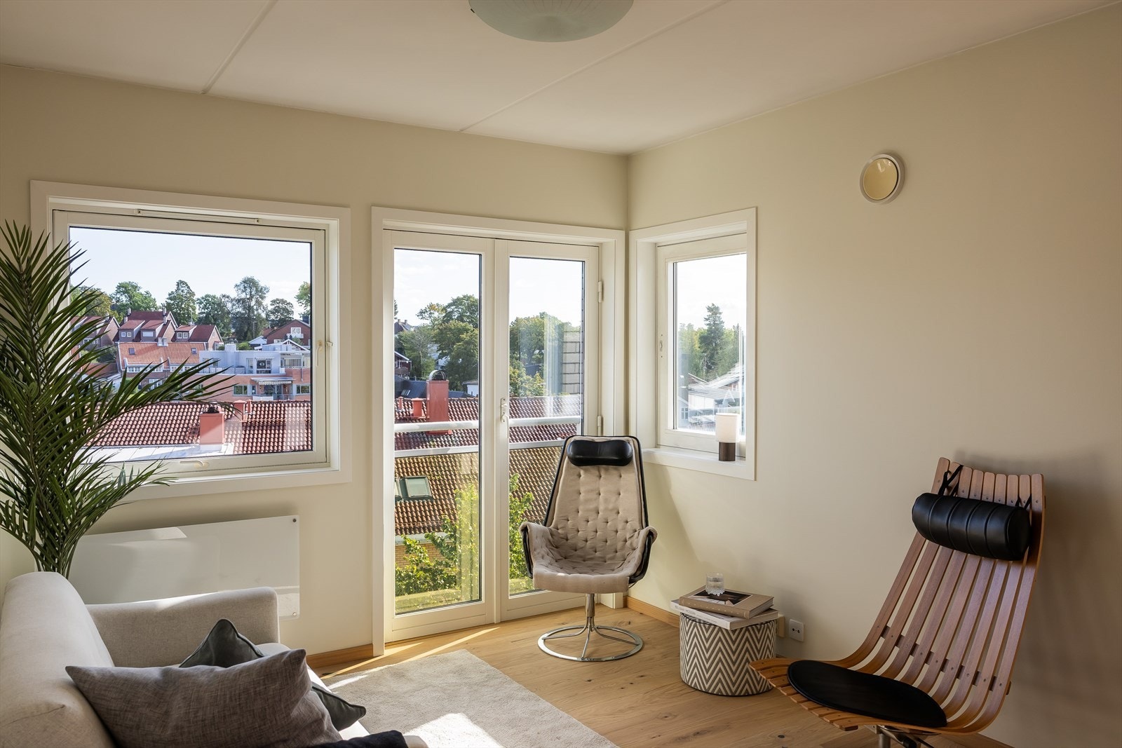 Lys og trivelig stue med store, gode vindusflater som gir deg rikelig med dagslys og fransk balkong perfekt for morgenkaffen. Galleribilde