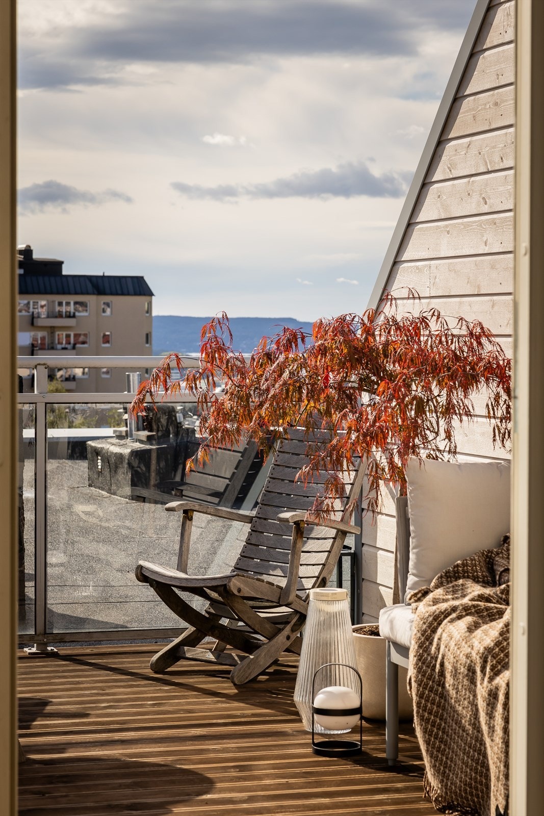 Takterrassen har nye terrassebord og skillevegg fra 2024, som gir et friskt og moderne utseende Galleribilde