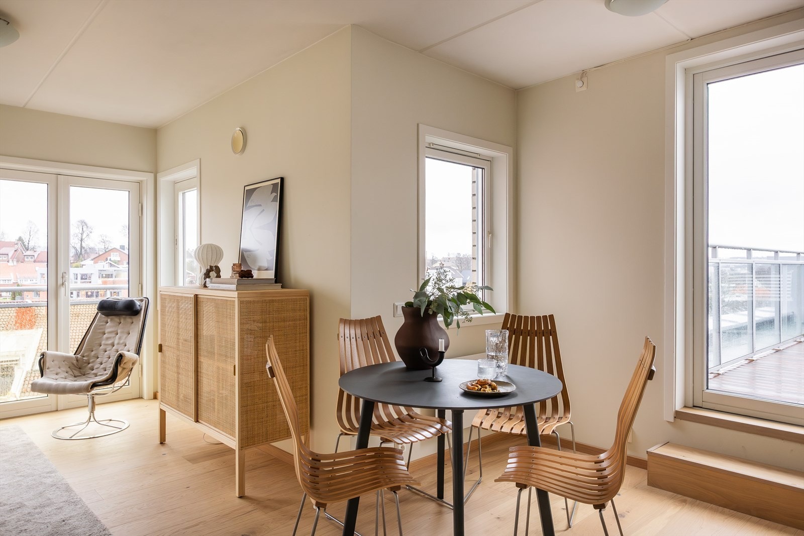 Fra spisestuen/ kjøkkenet kommer du ut på en privat takterrasse på 11 kvm. Galleribilde