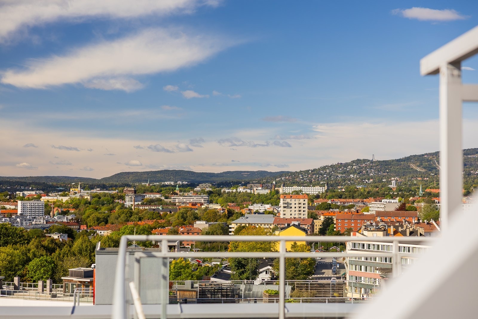 Utsikt mot holmenkollen med spektakulær solnedgang på sommeren. Galleribilde
