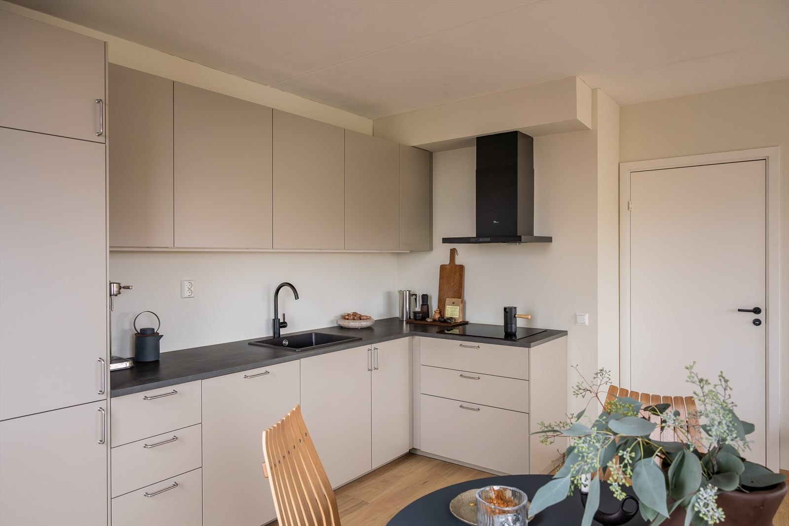 Kjøkkenet er utstyrt med nedfelt platetopp, komfyr, oppvaskmaskin og kjøl/fryseskap. Galleribilde