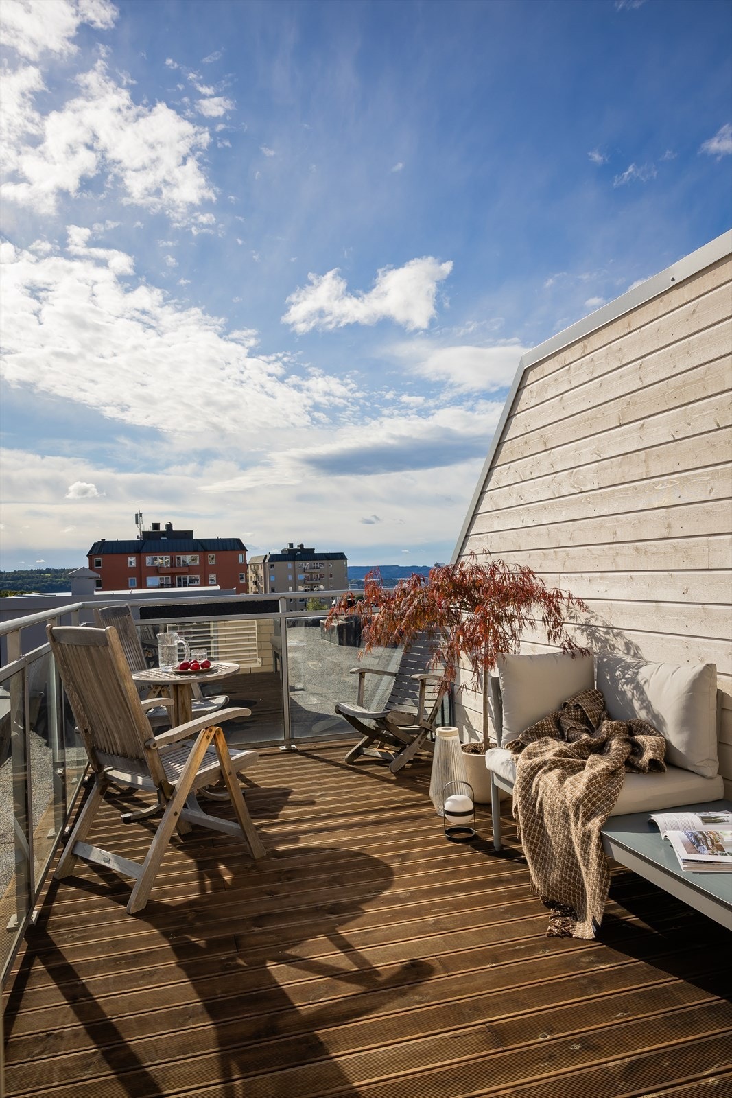 Her har du god plass til å innrede med sofagrupppe, spisebord og grill om ønskelig. Galleribilde