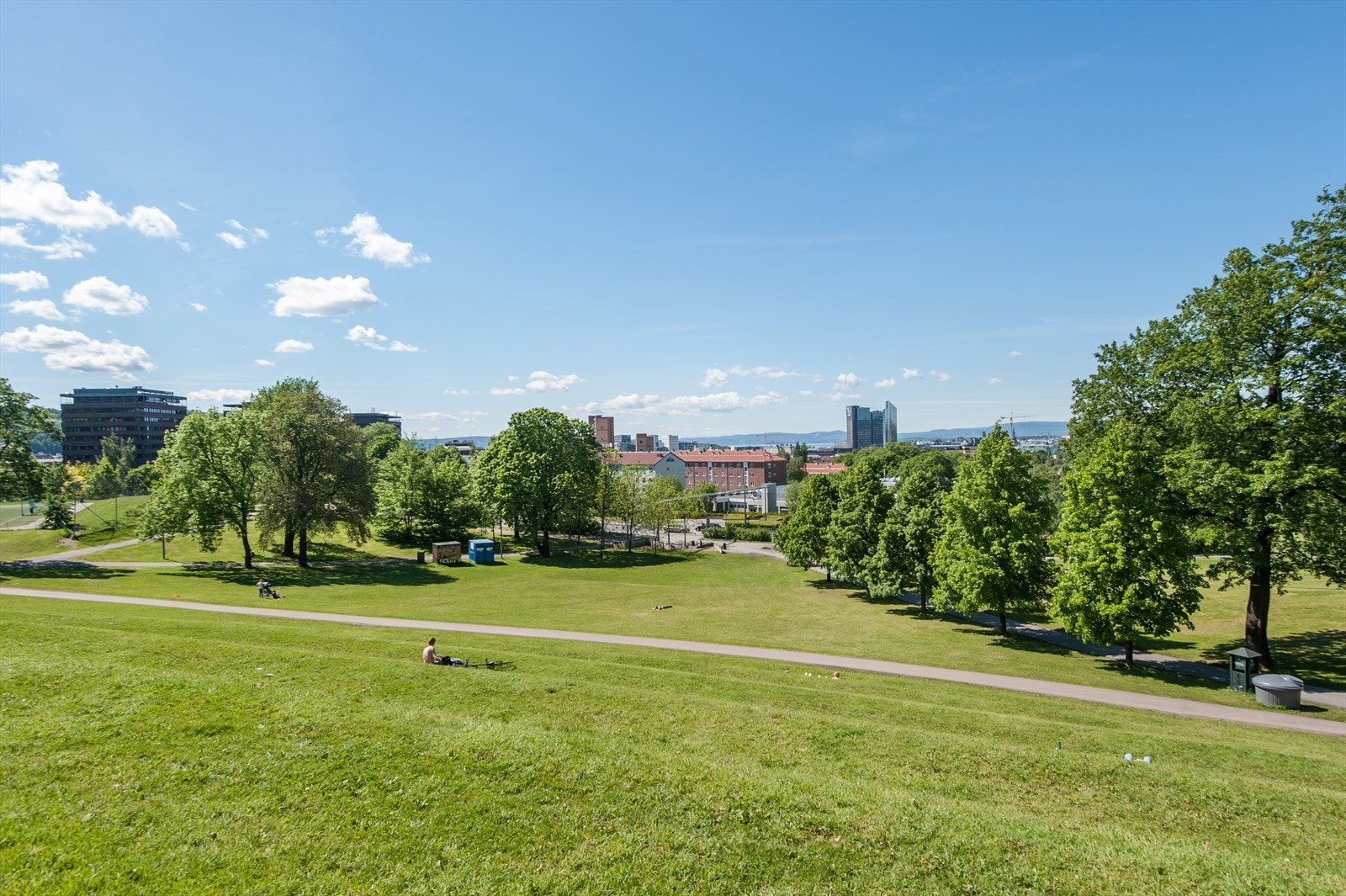 Ola Narr og Tøyen parken ligger "rett utenfor" døren og byr på flotte turområder, gressletter og sitteplasser med utsikt. Galleribilde