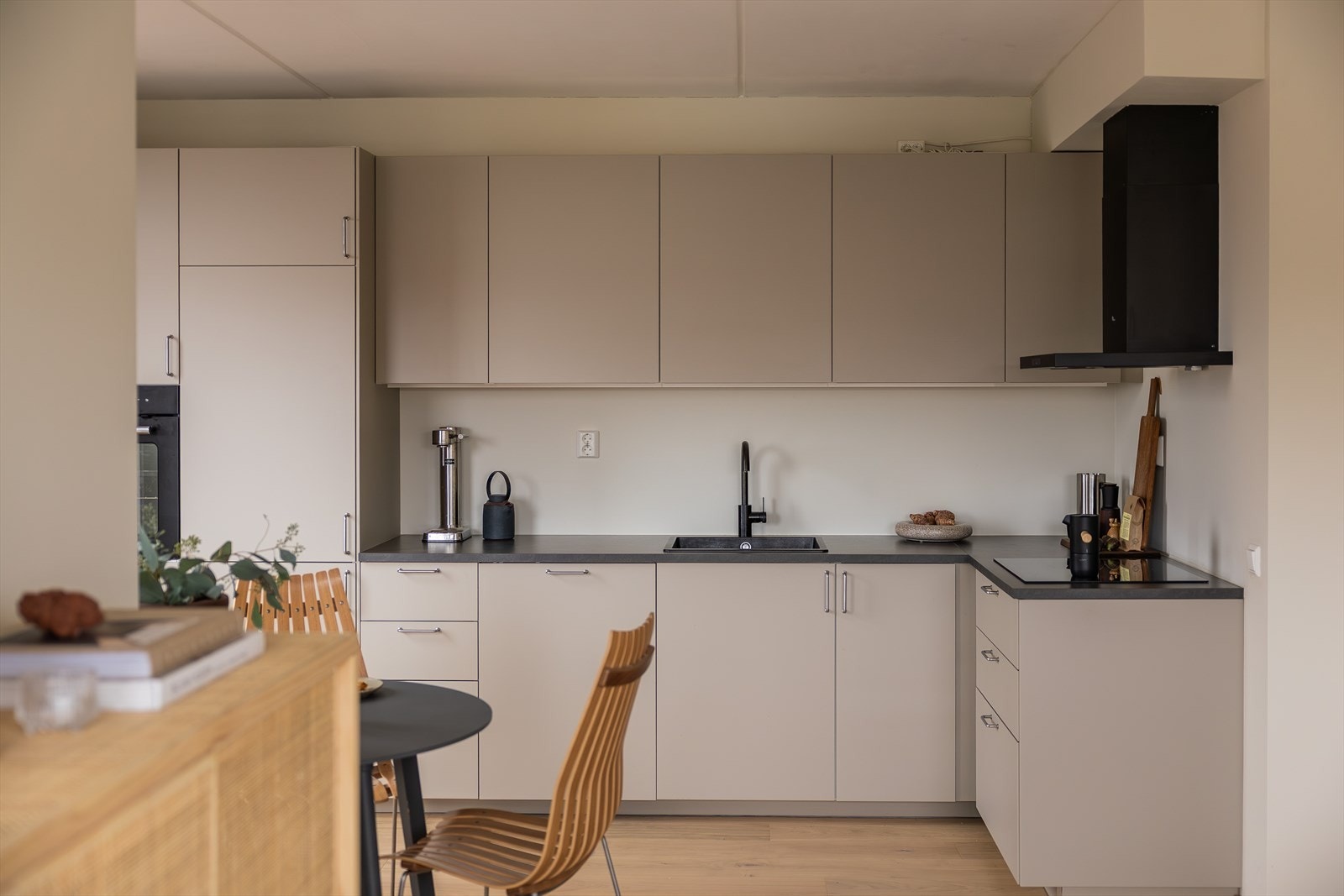 Lekkert og delikat kjøkken med fremoverlente og gjennomtenkte valg. Galleribilde