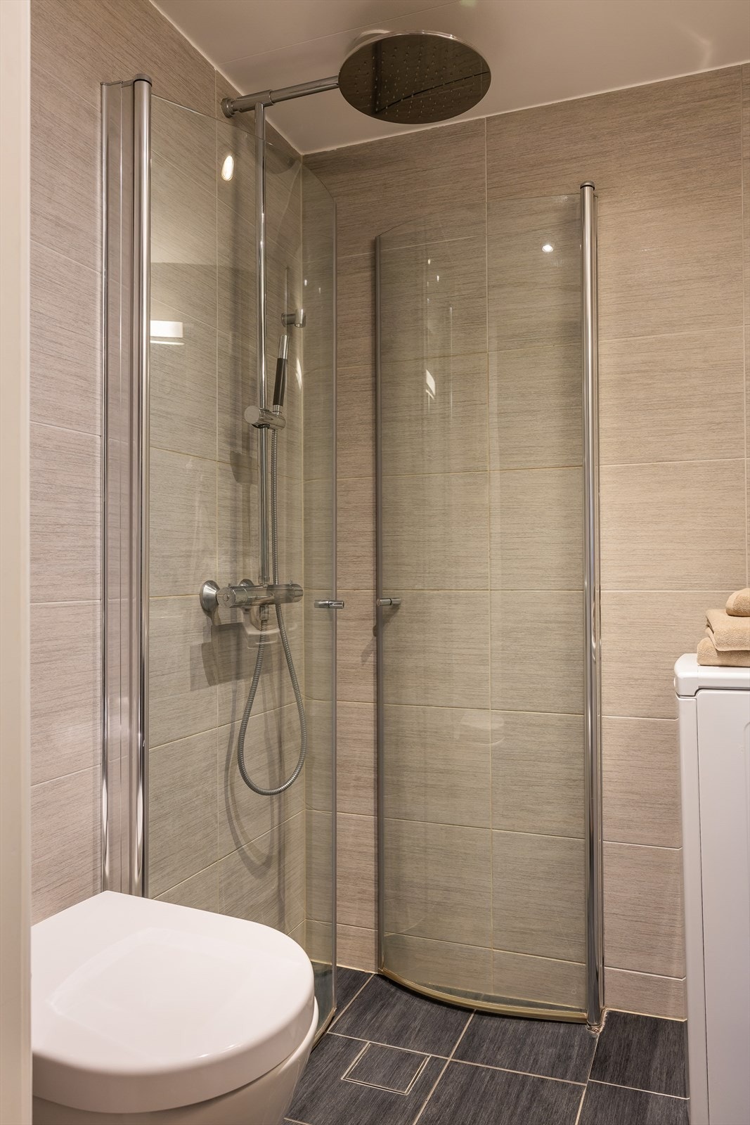 Foldbare dusjdører for en plassbesparende effekt. Galleribilde