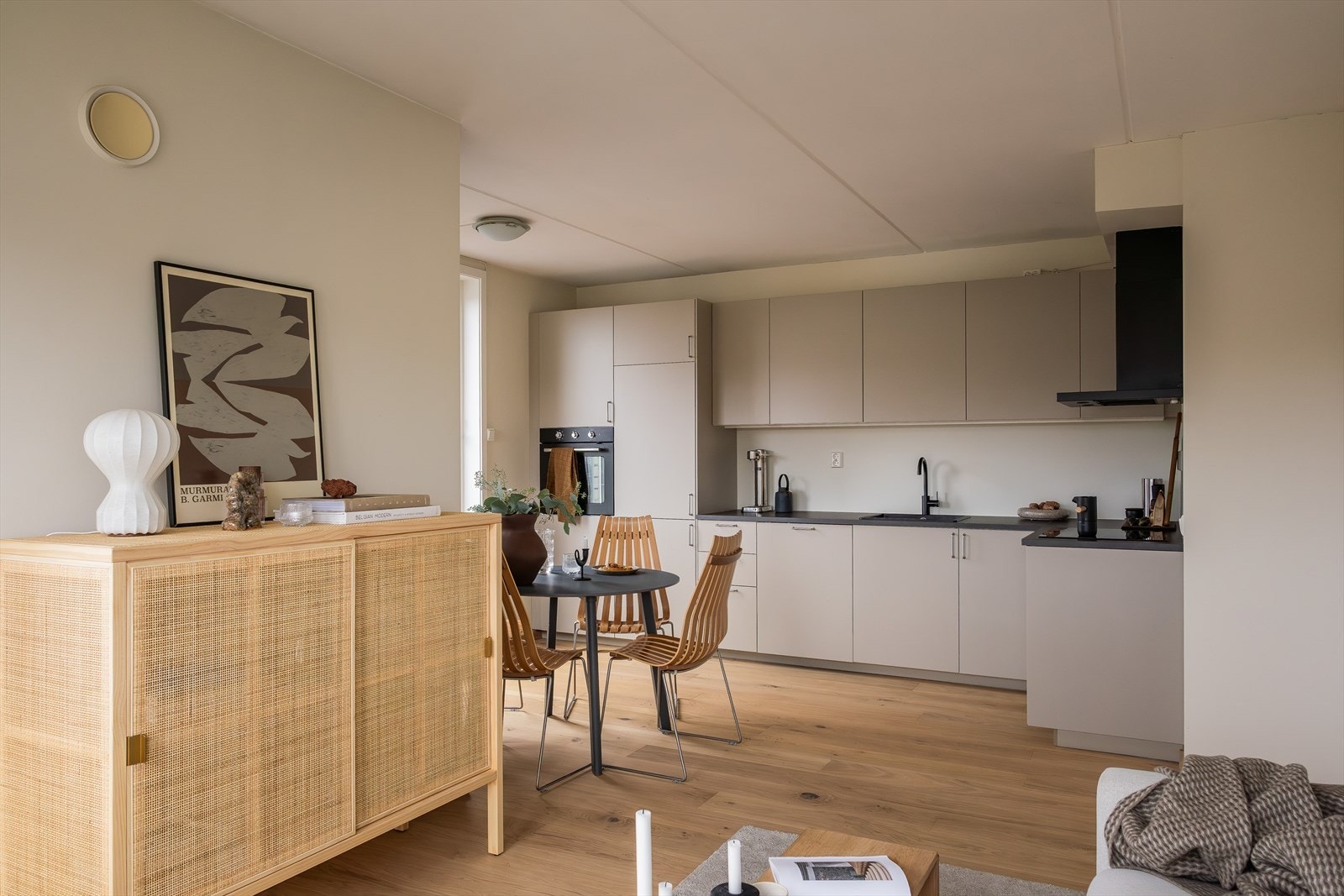 Den åpne løsningen mellom stue og kjøkken, gir en god romfølelse og økt møbleringsmulighet. Galleribilde