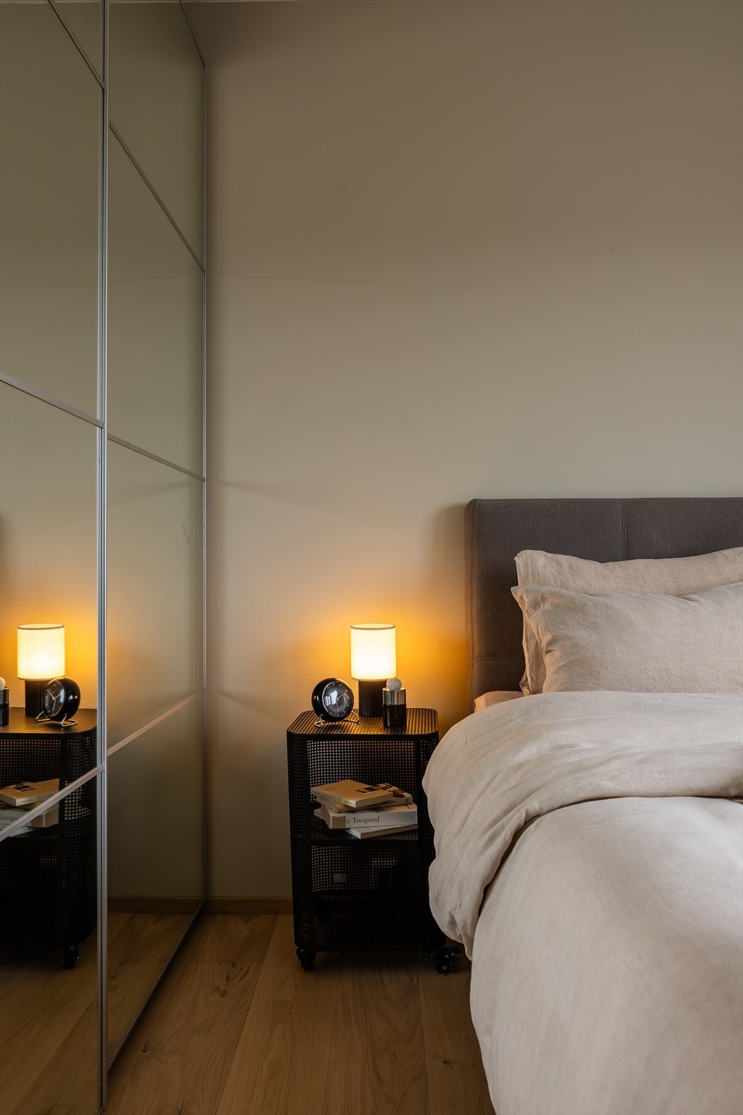 Skyvedørsgarderobe med speil gir rommet ekstra dybde og gode oppbevaringsmuligheter. Galleribilde