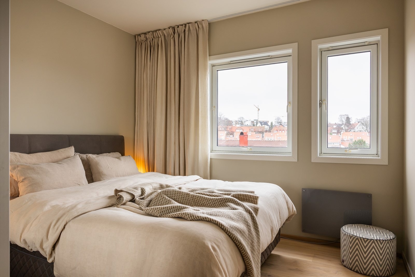 Soverommet av gode størrelse og gir plass til både dobbeltseng og kontorpult. Galleribilde