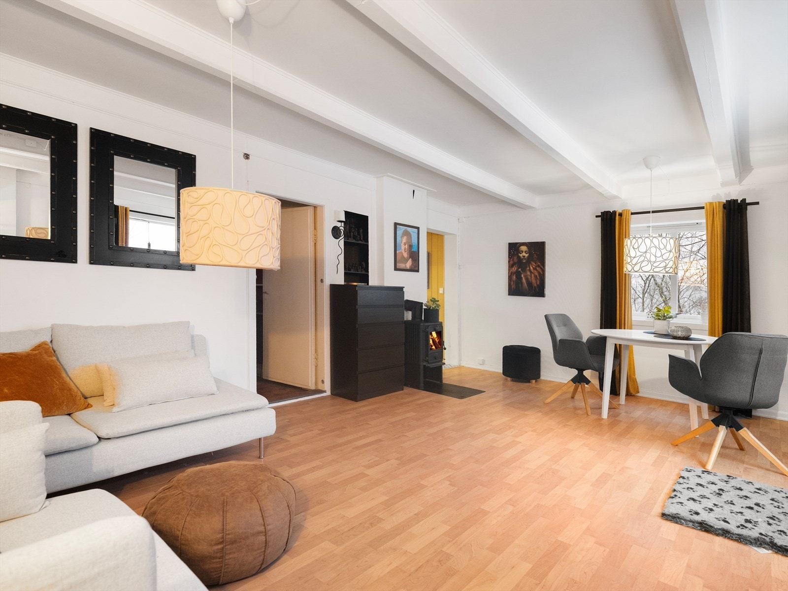 En stue med god plass til både avslapning og sosialt samvær Galleribilde