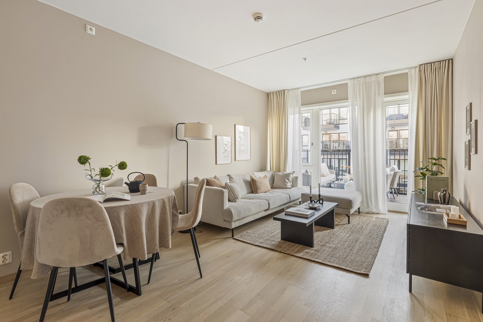 Velkommen inn! Dette er en romslig leilighet som er proppfull av sjarm og god atmosfære. Her er det lett å like seg. Galleribilde