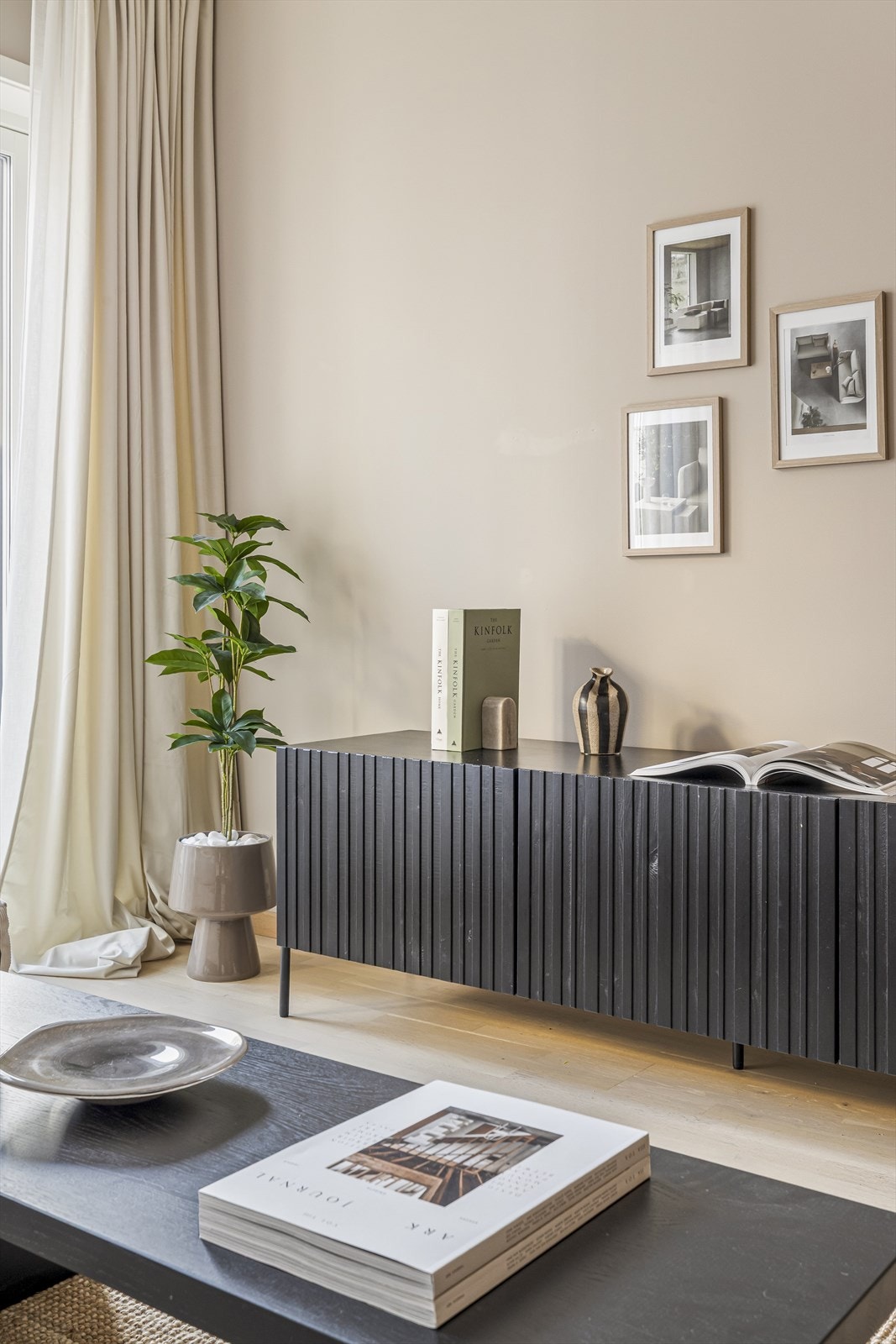 Stuen har glatte malte flater og lys 3-stavs parkett, som gjør det enkelt å innrede etter eget ønske. Galleribilde