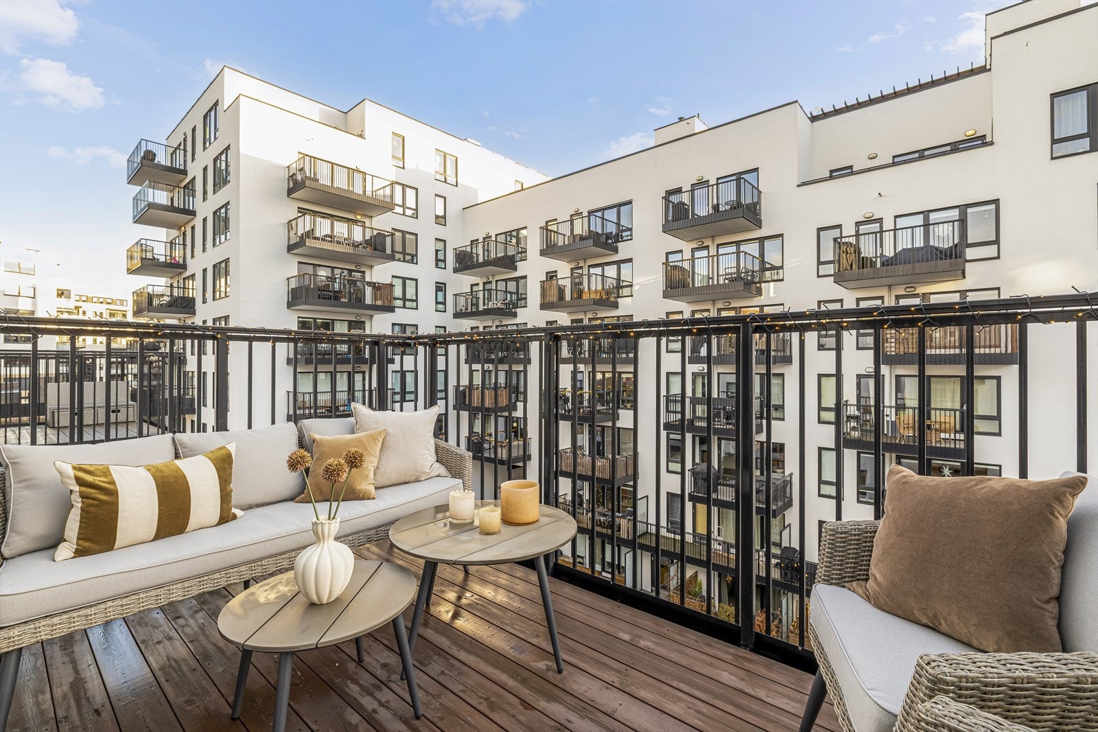 Fra stuen er det utgang til en solrik sydøstvendt balkong på ca. 7,5 m². Galleribilde