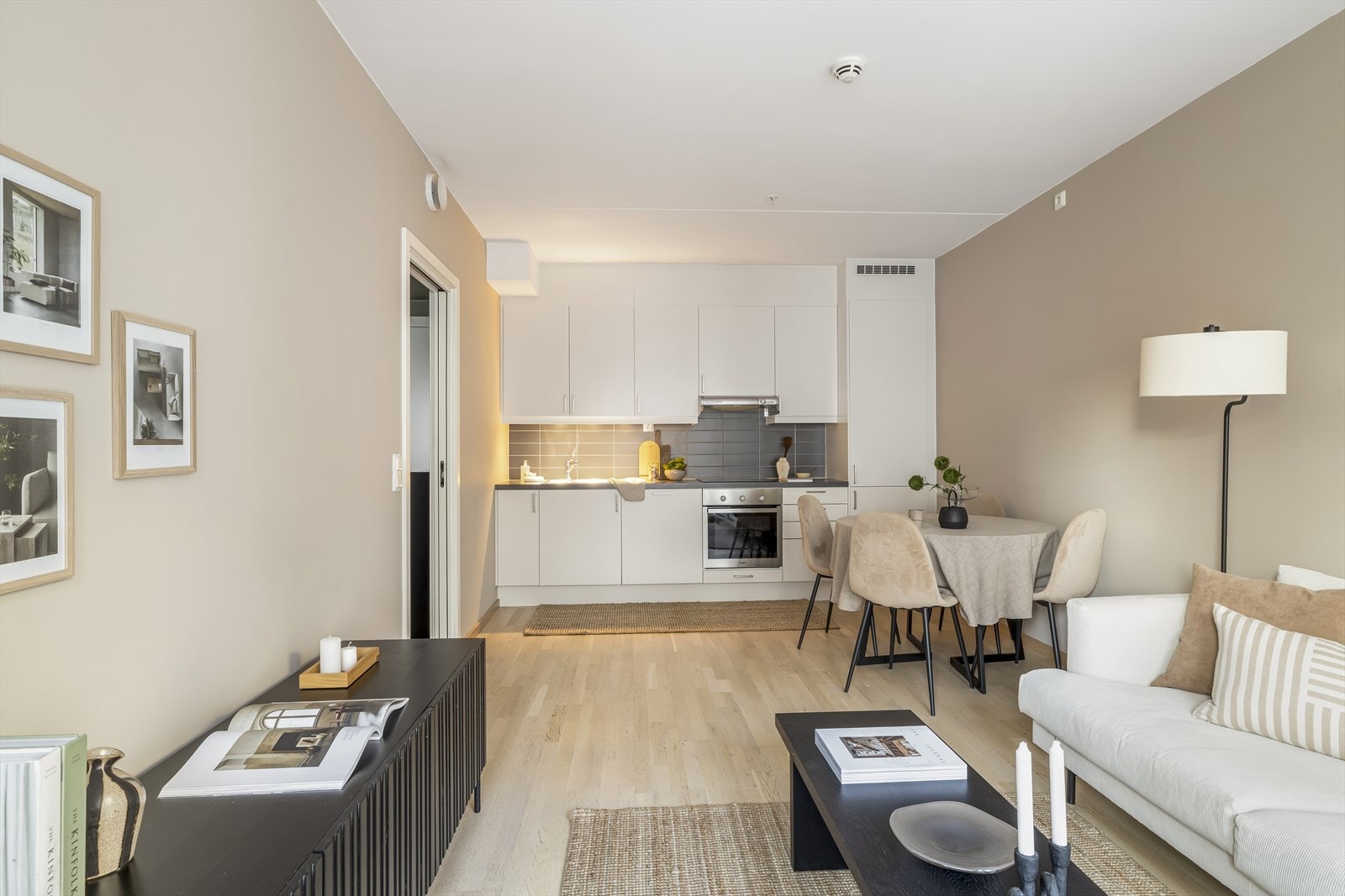 Leiligheten har en god løsning med åpen kjøkken, stue og spisestue som inviterer til sosialt samvær. Galleribilde