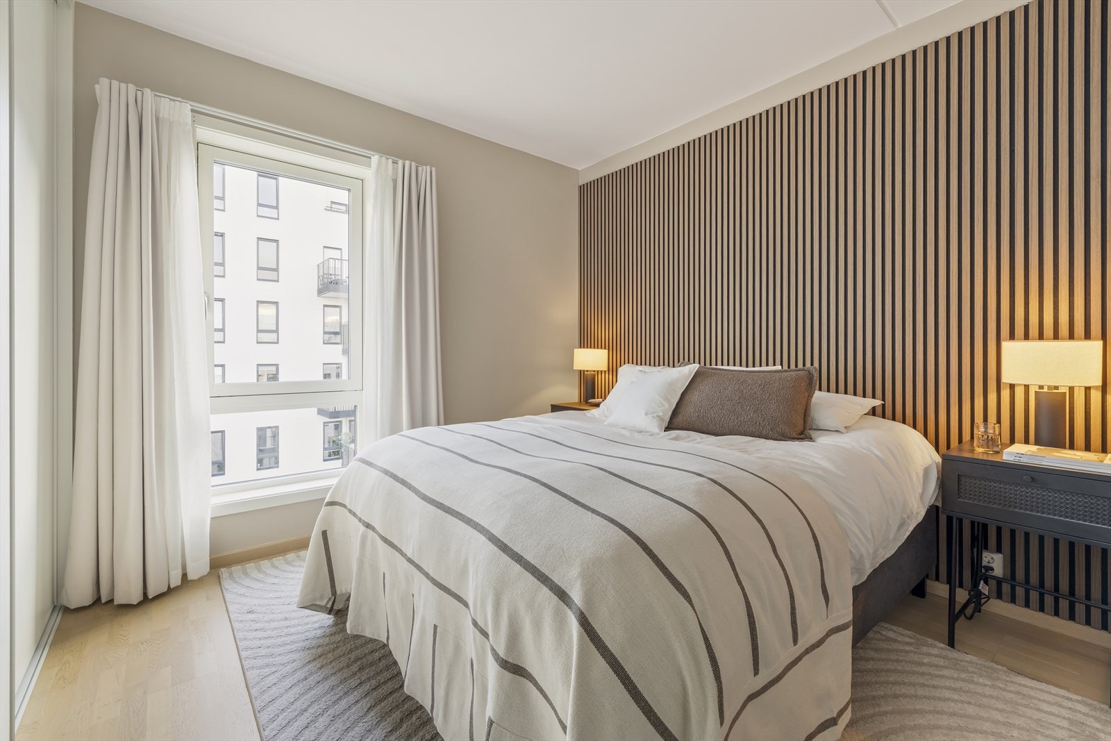 Soverommet er romslig og byr på en lekker spilevegg som bidrar med å gjøre rommet lunt, perfekt for god nattesøvn. Galleribilde