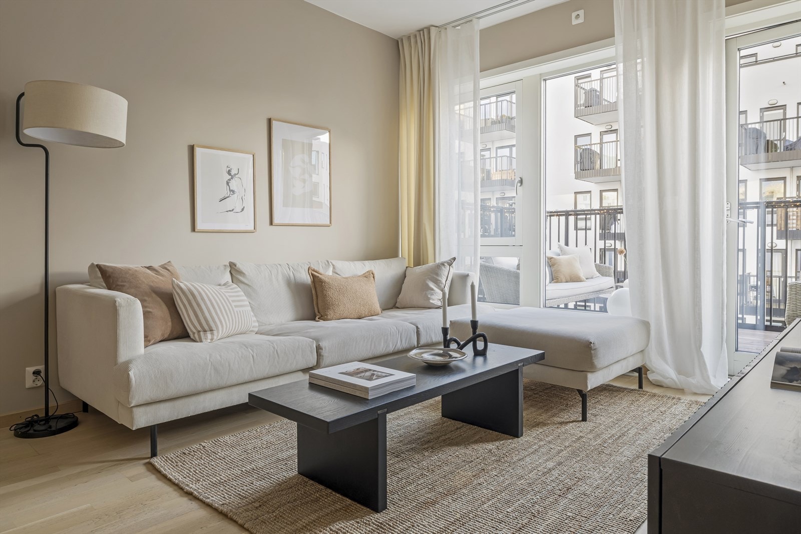 Rommet byr på store vindusflater og luftig planløsning, som bidrar med å skape en romslig følelse. Galleribilde