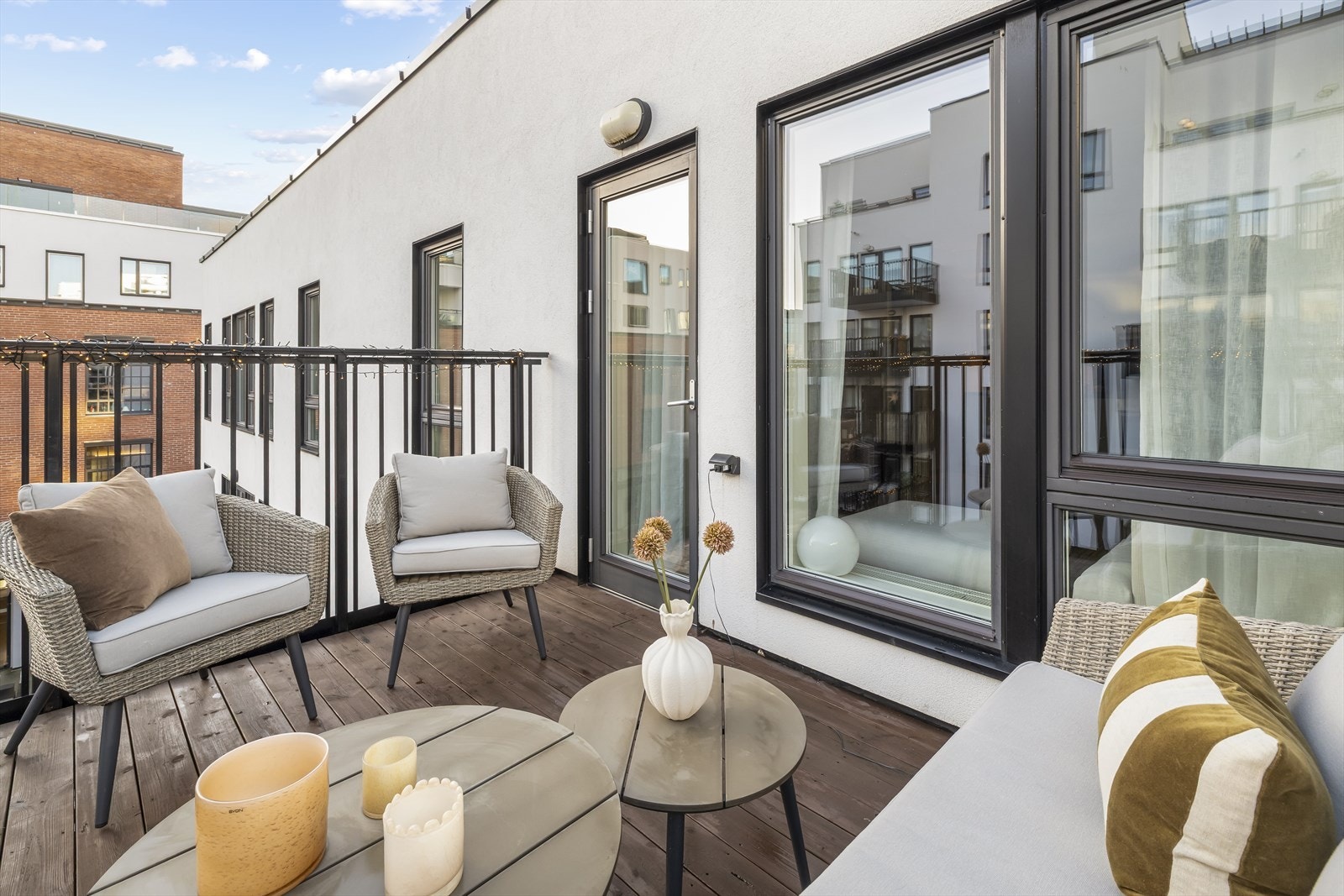 Her er det god plass til både sittegruppe og grill, og fungerer som en flott forlengelse av stuen på varme dager. Galleribilde