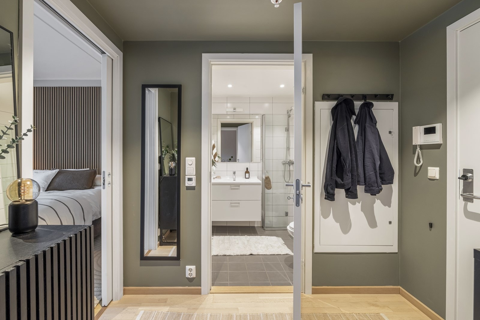 Fra entreen er det praktisk adgang til leilighetens soverom og baderom. Galleribilde