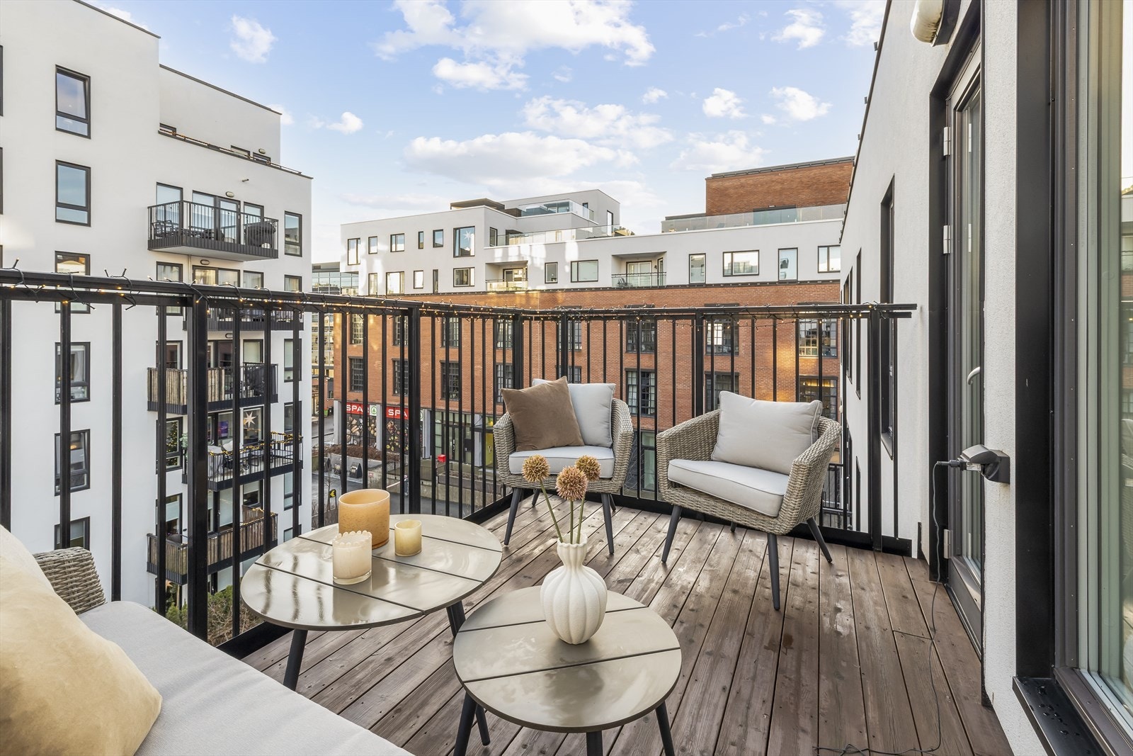 Her er det god plass til sittegruppe og tilhørende møblement, så man kan sitte og nyte været i rolige omgivelser. Galleribilde