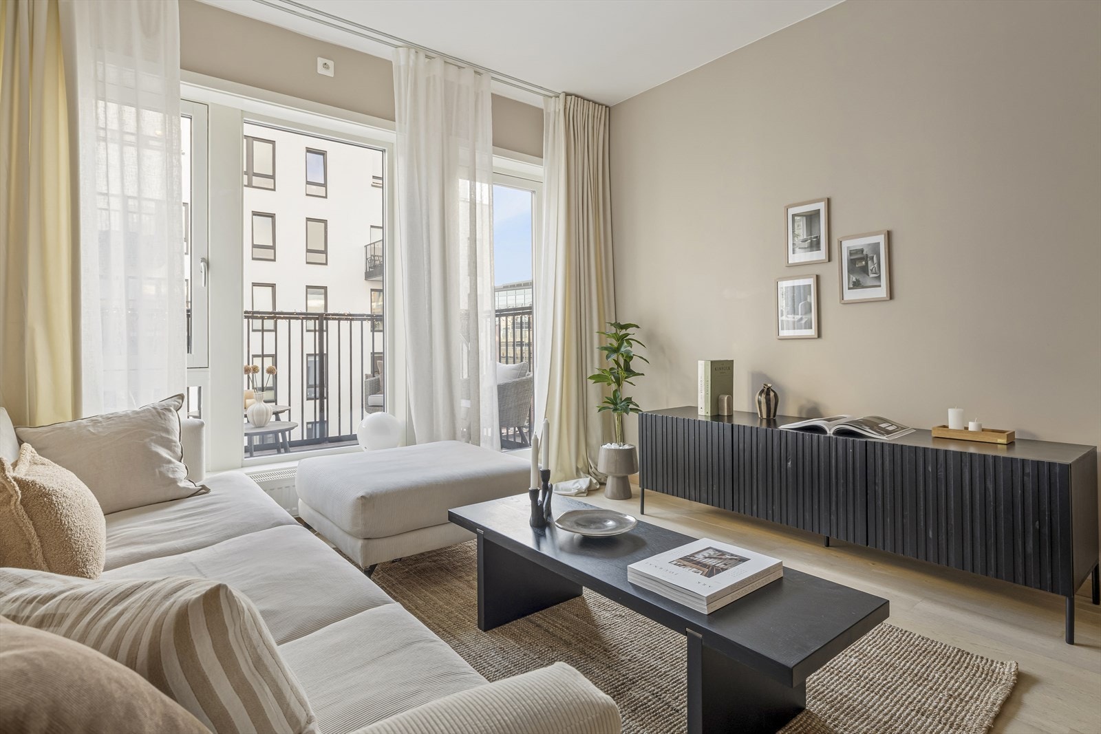 Stuen har glatte malte flater og lys 3-stavs parkett, som gjør det enkelt å innrede etter eget ønske. Galleribilde