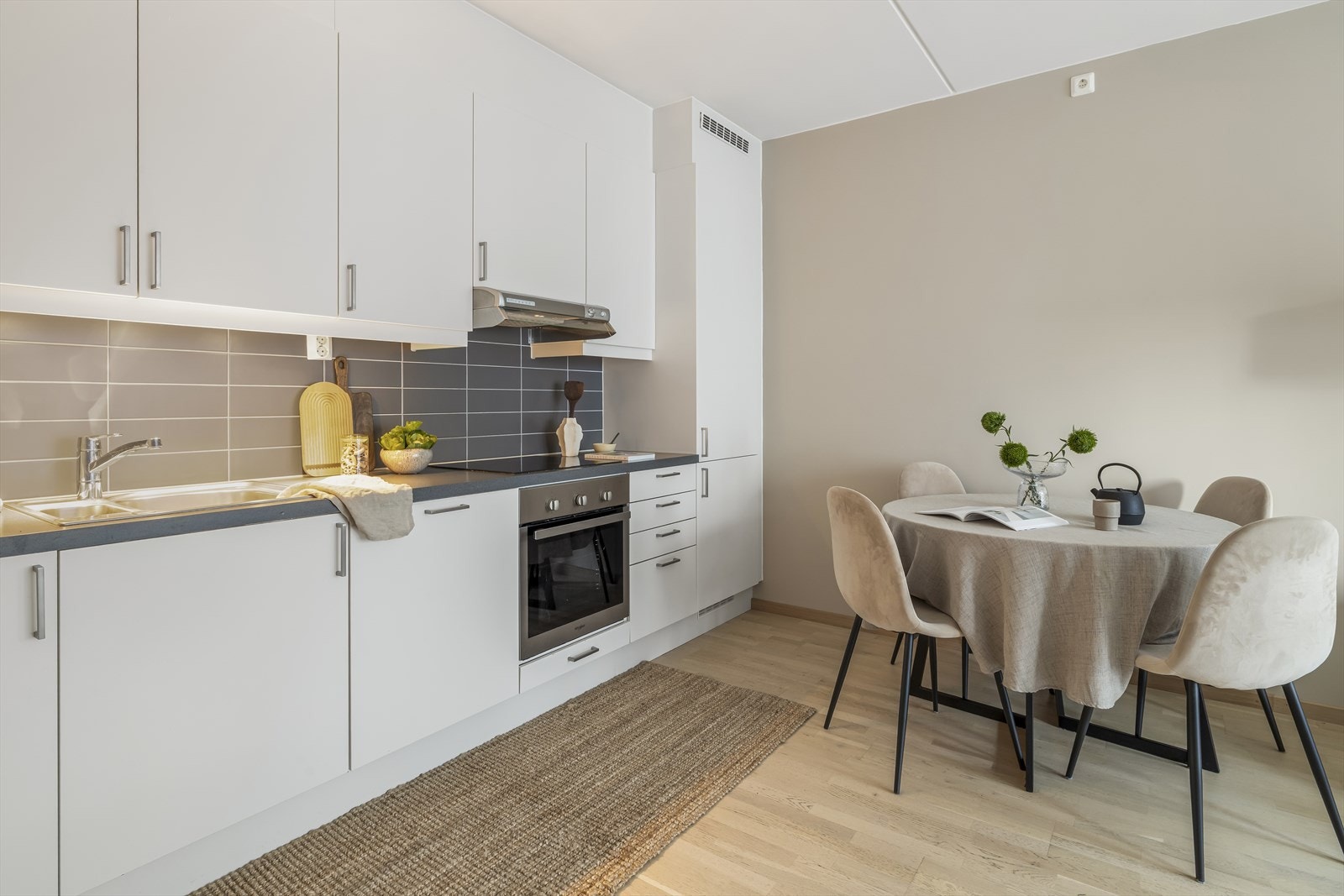 Kjøkkenet har glatte fabrikklakkerte fronter, laminat benkeplate og integrerte hvitevarer. Alt av hvitevarer medfølger salget! Galleribilde