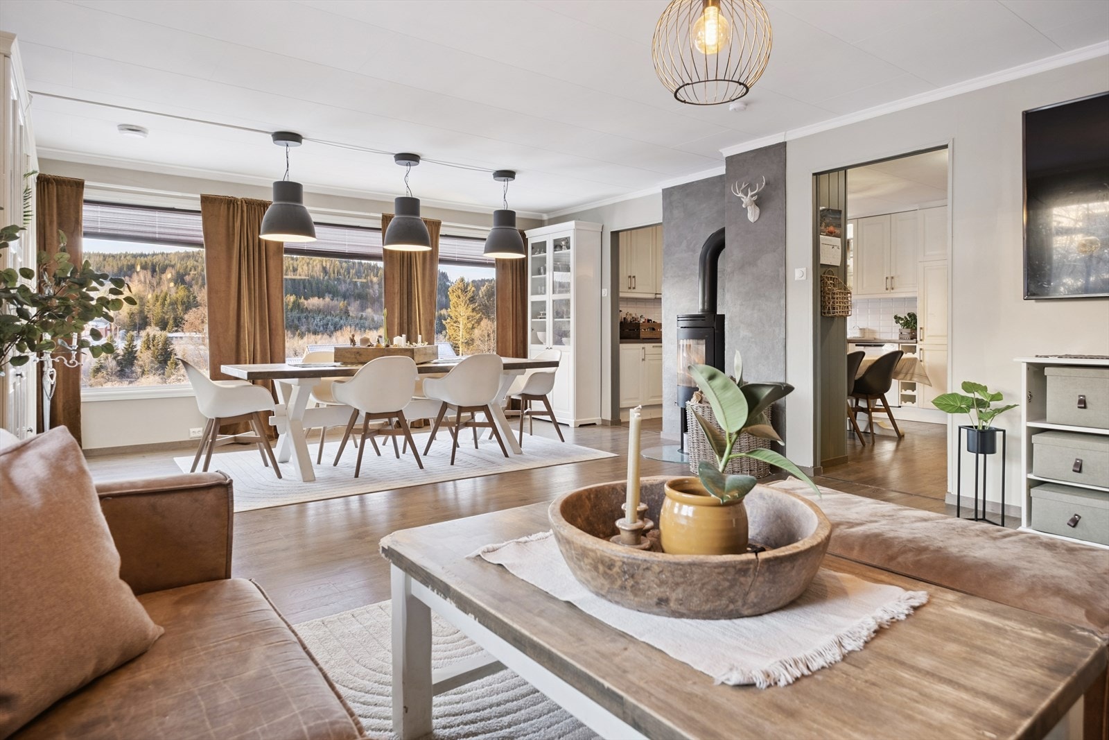 Stua har direkte tilknytning til kjøkken. Oppvarming via vedovn. Galleribilde