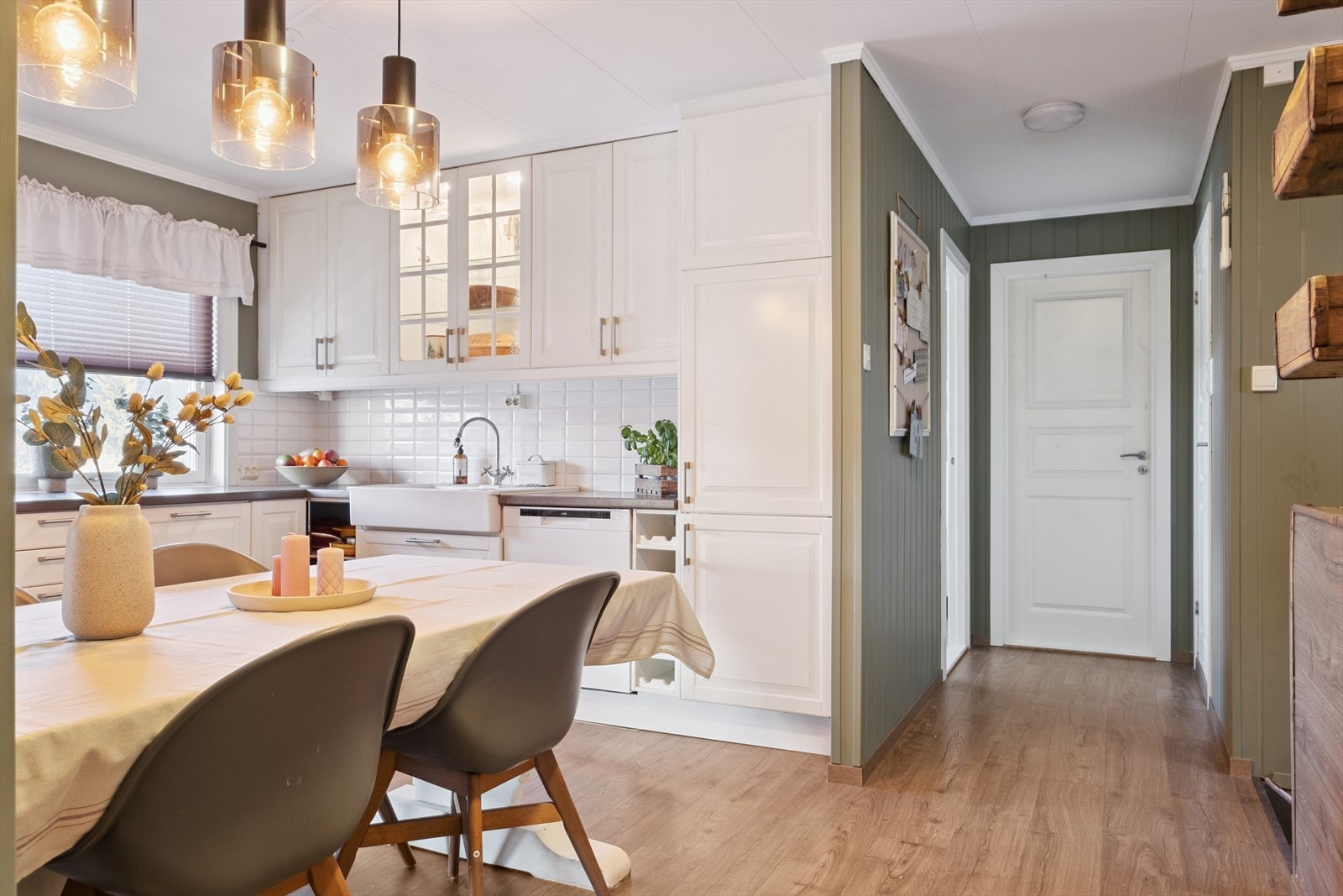 Kjøkken mot gang/bad og soverom. Galleribilde