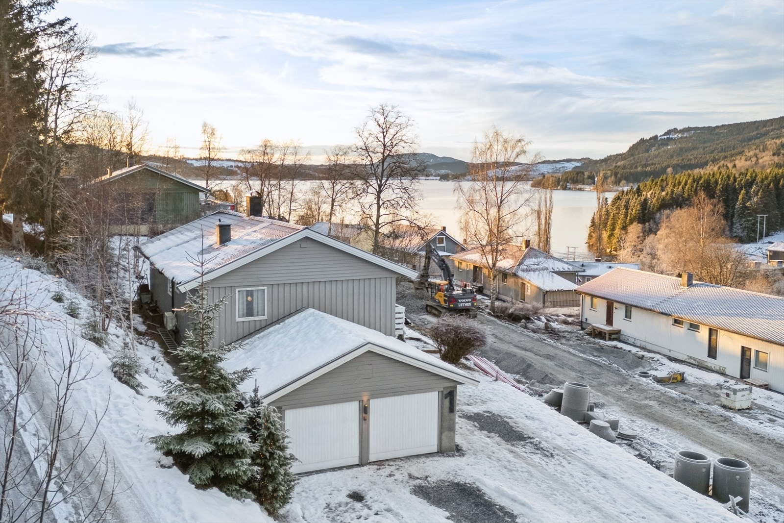 Fin utsikt mot dammen og utover Fossemvatnet. Galleribilde