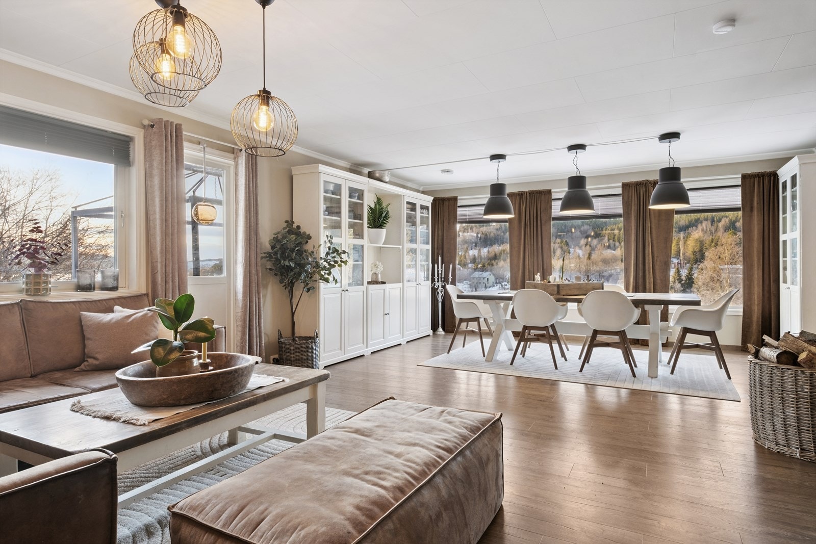 Lys og åpen stueløsning med godt lysinnslipp. Galleribilde