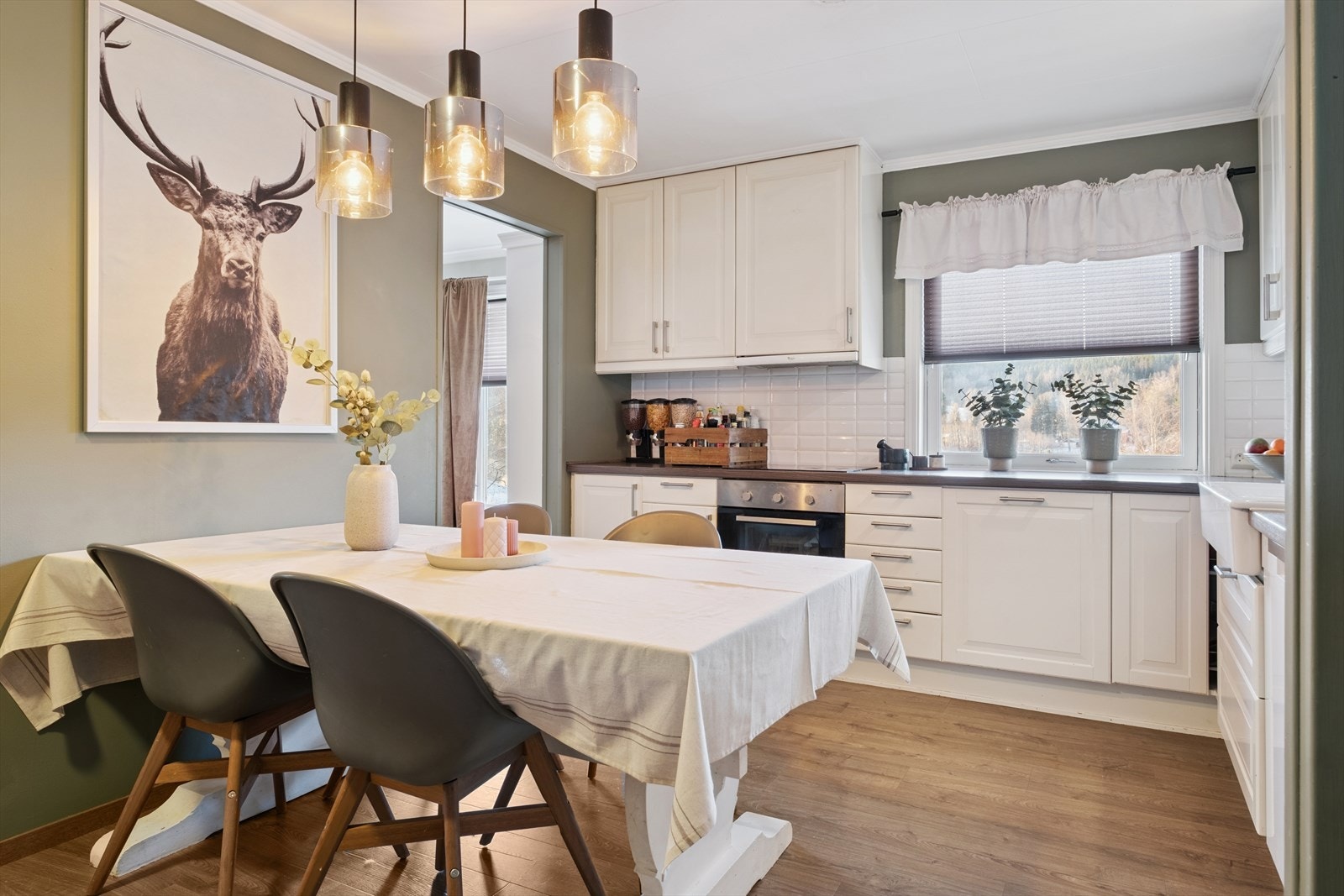 Romslig kjøkkenløsning med egen spiseplass. Galleribilde
