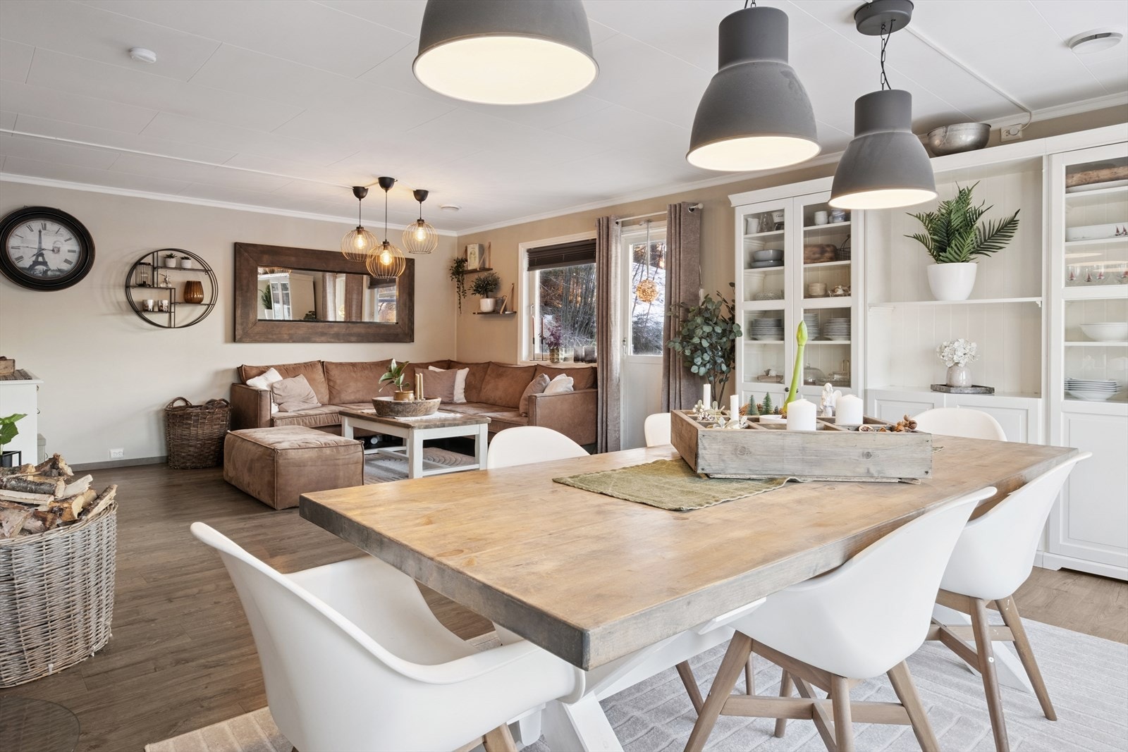 Fra spisestue mot tv-krok. Adkomst til utearealer via verandadør. Galleribilde