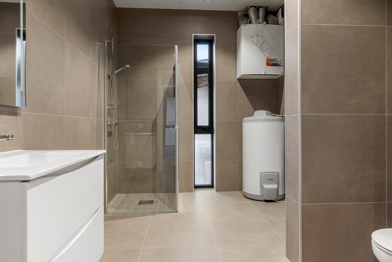 Flislagt bad med opplegg for vaskemaskin og evt tørketrommel. Galleribilde