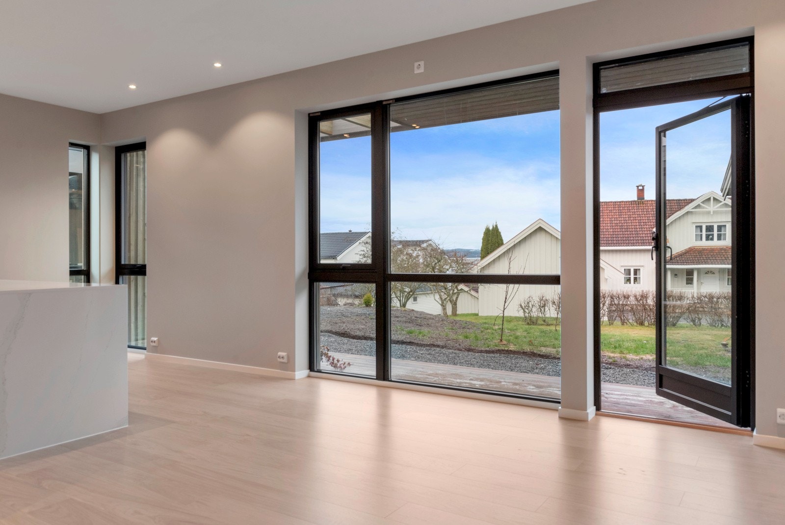 Fra stue har man utgang til veranda. Galleribilde