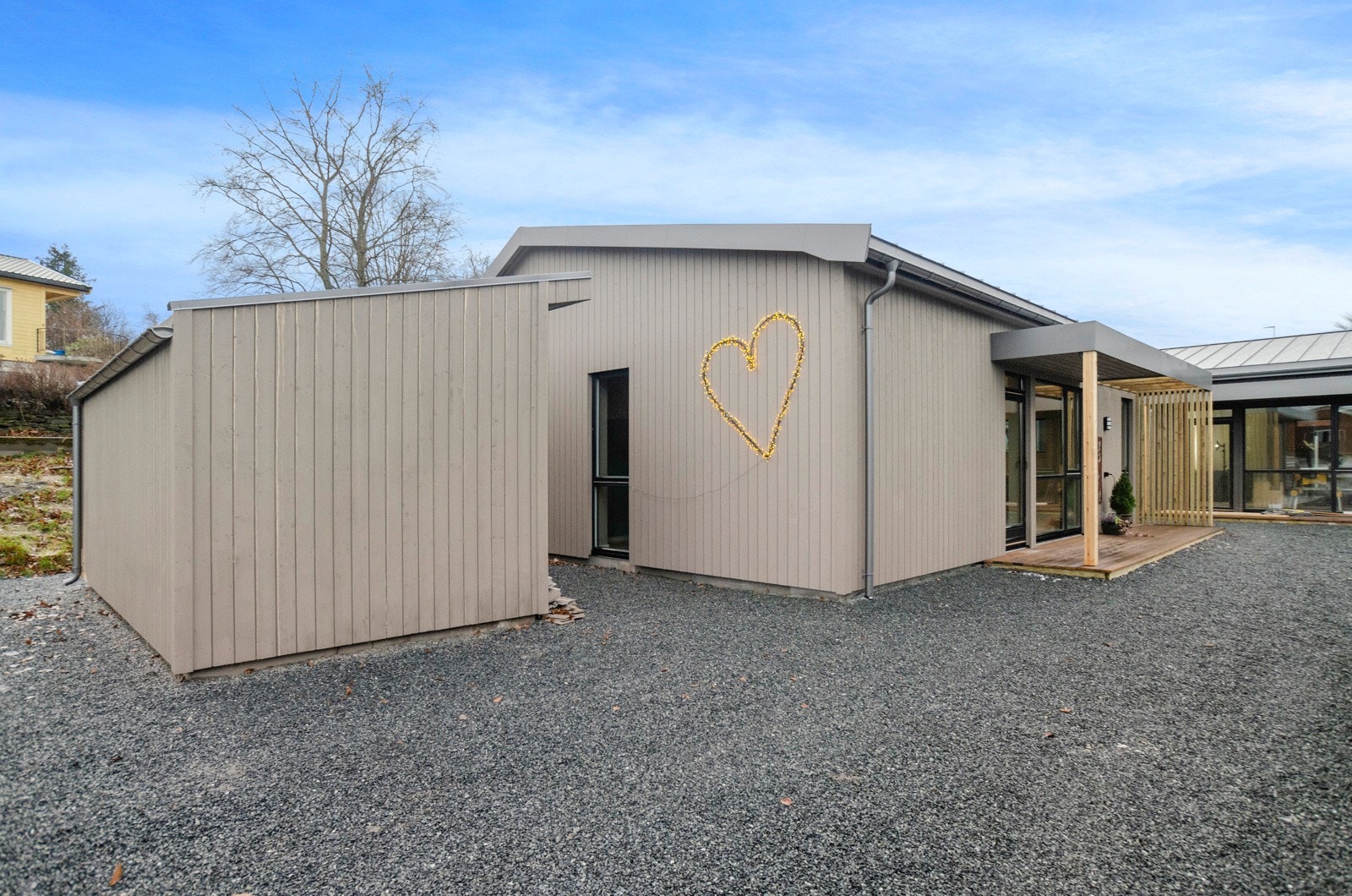 Det medfølger 2 stk parkeringsplasser, samt utvendig sportsbod. Galleribilde