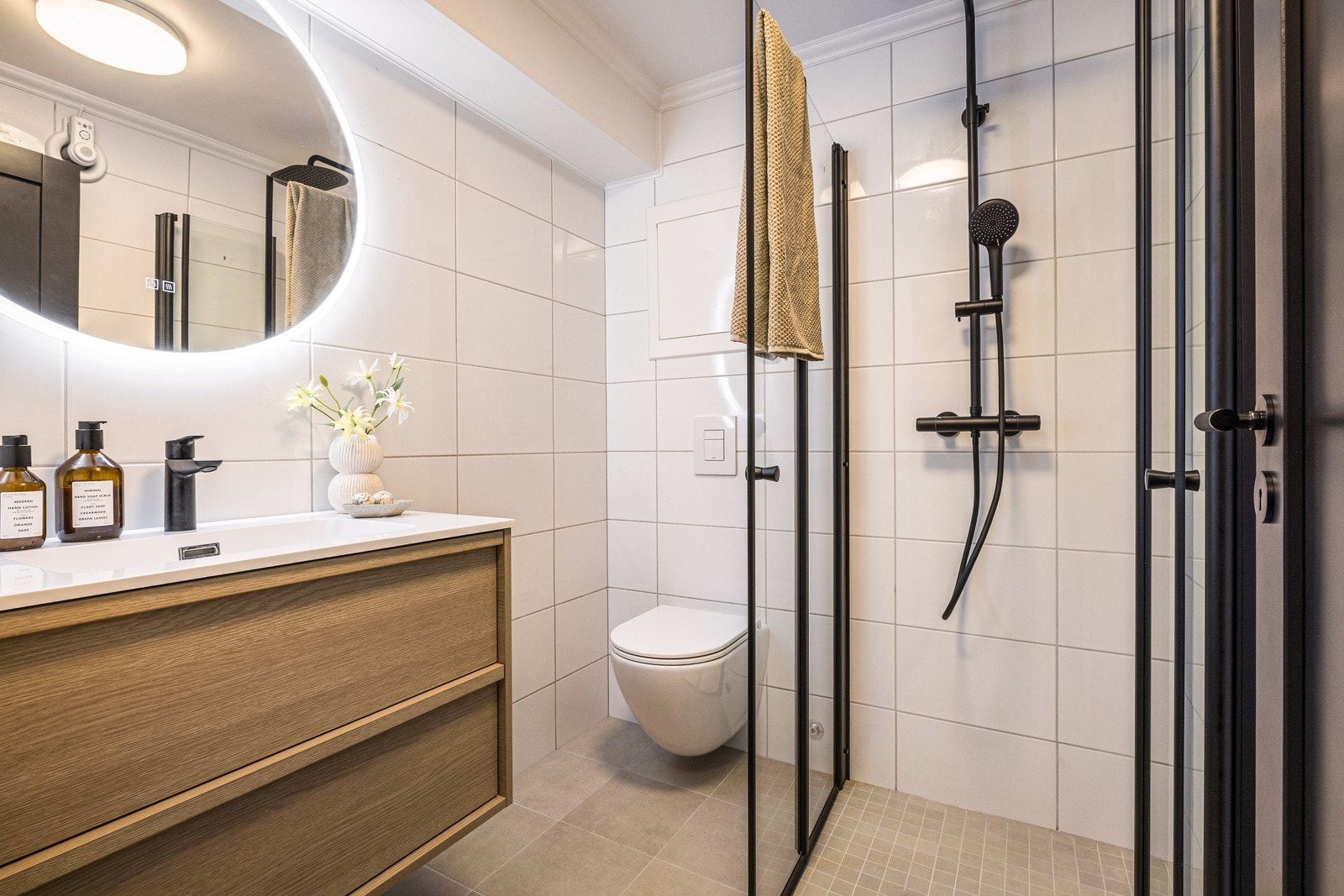 Lekkert bad med varmekabler i gulvet. Galleribilde