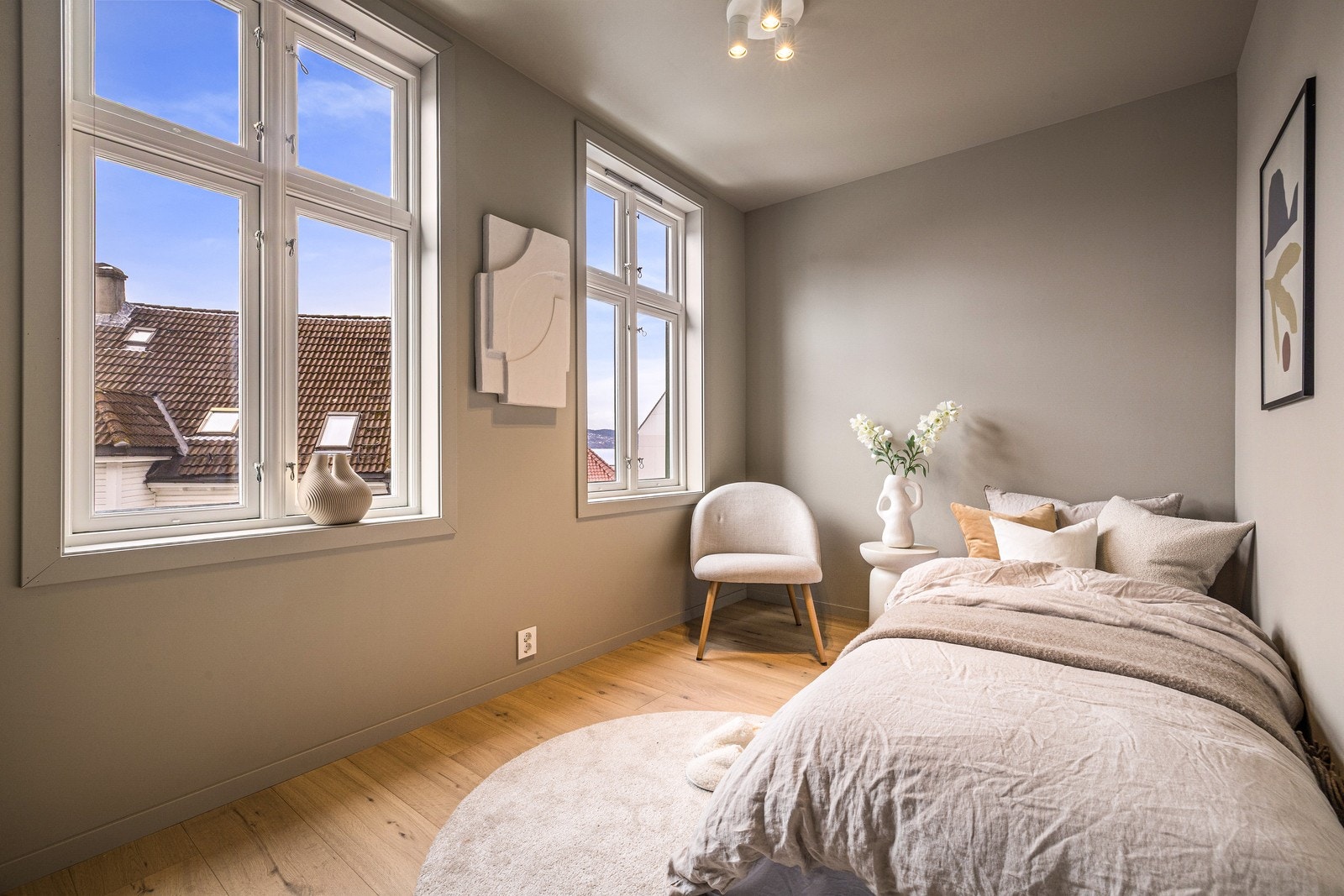 Soverom 2 er møblert med enkeltseng og skrivebord. Galleribilde