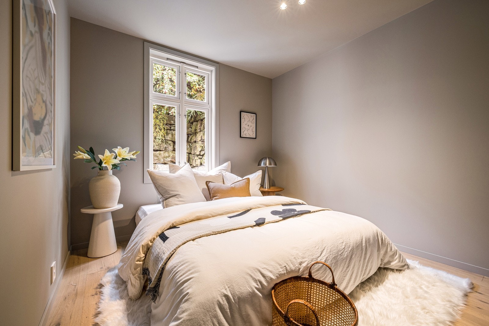 Soverom 1 er møblert med dobbeltseng og skap. Galleribilde