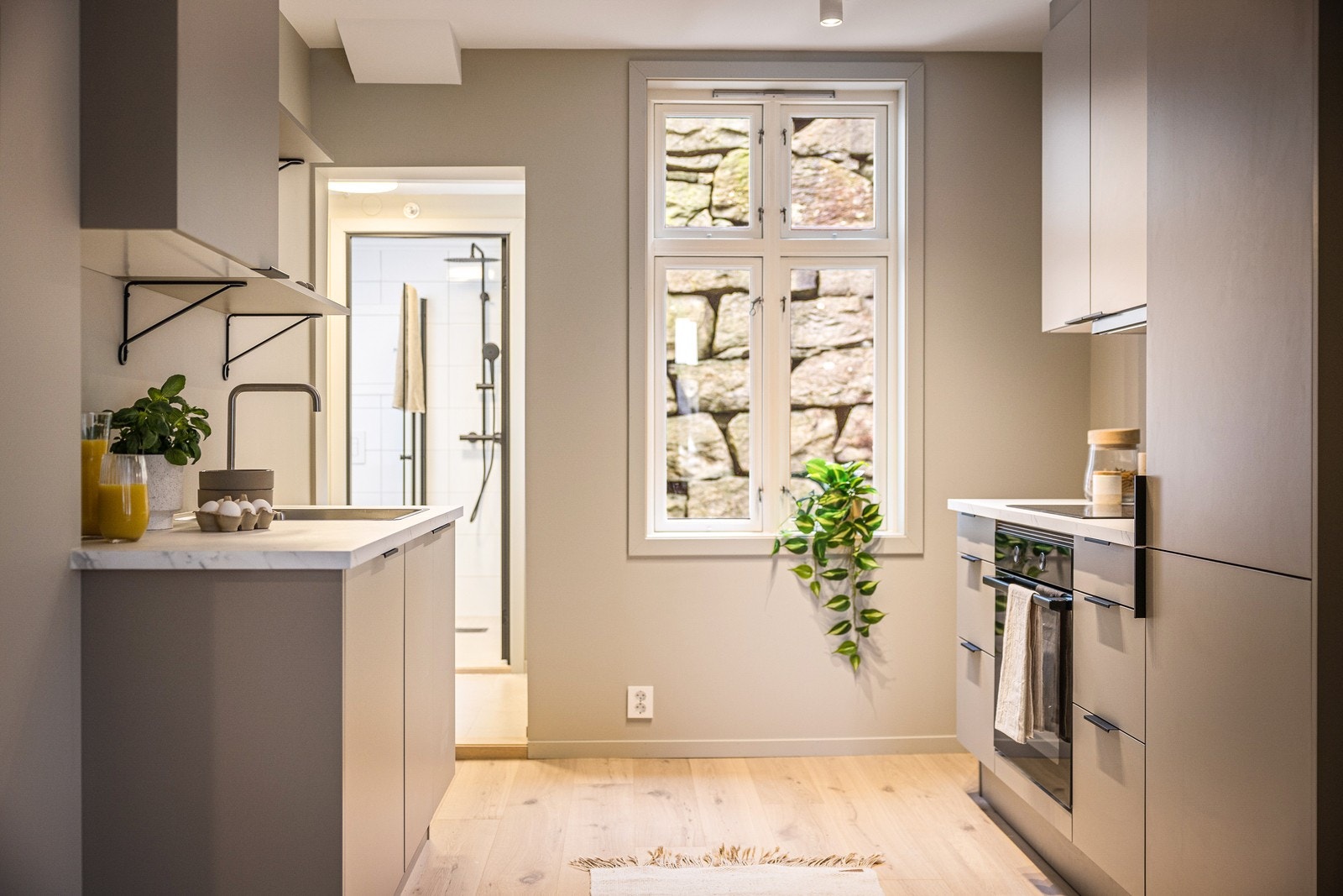 Benkeplaten til venstre er blitt forlenget siden bildet ble tatt og det er nå laget til sitteplass. Galleribilde