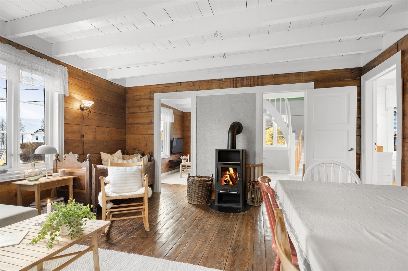 I stuen er det montert både vedovn og varmepumpe som bidrar til en behagelig romtemperatur Galleribilde