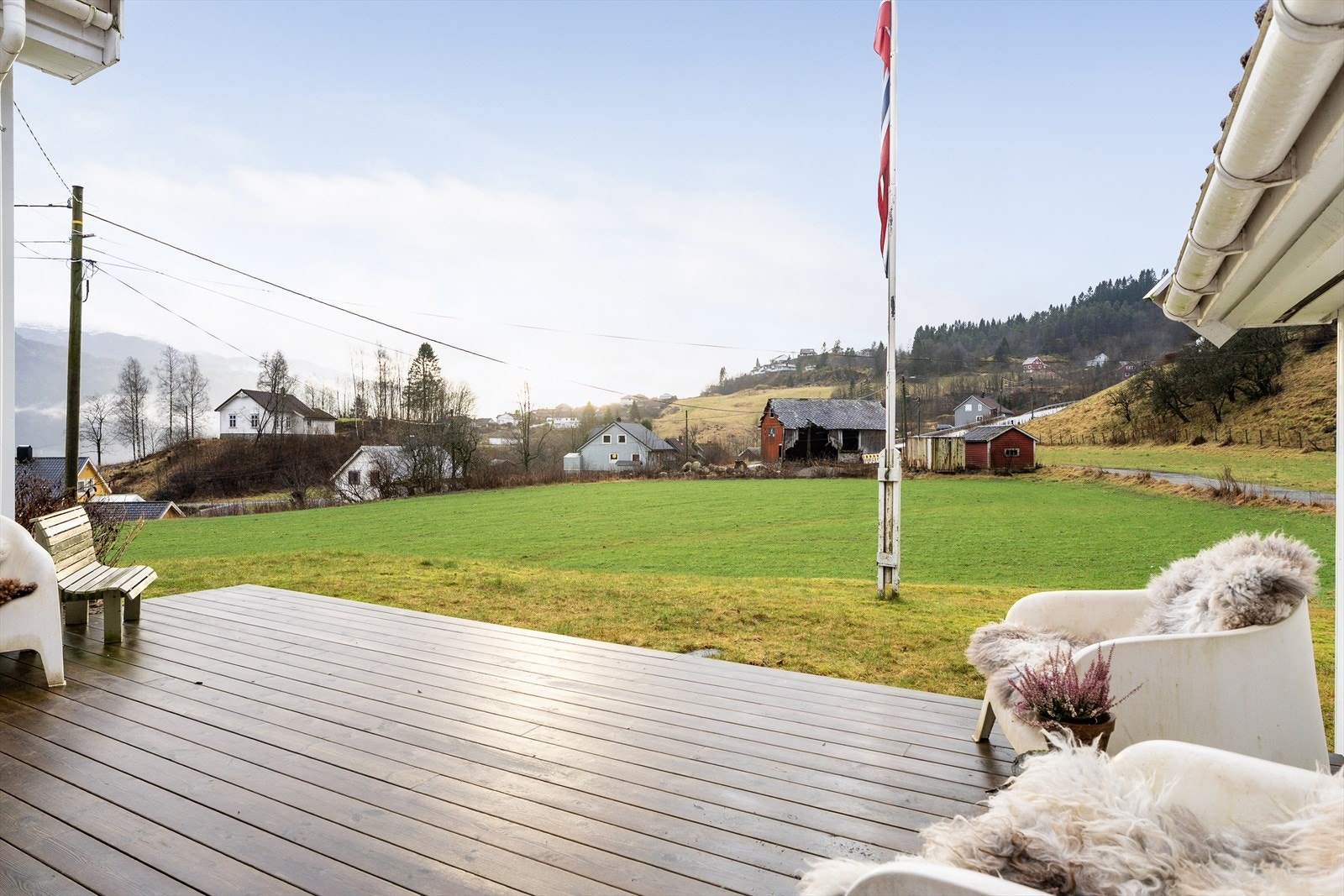 Fra terrassen har du en herlig utsikt mot nærområdet Galleribilde