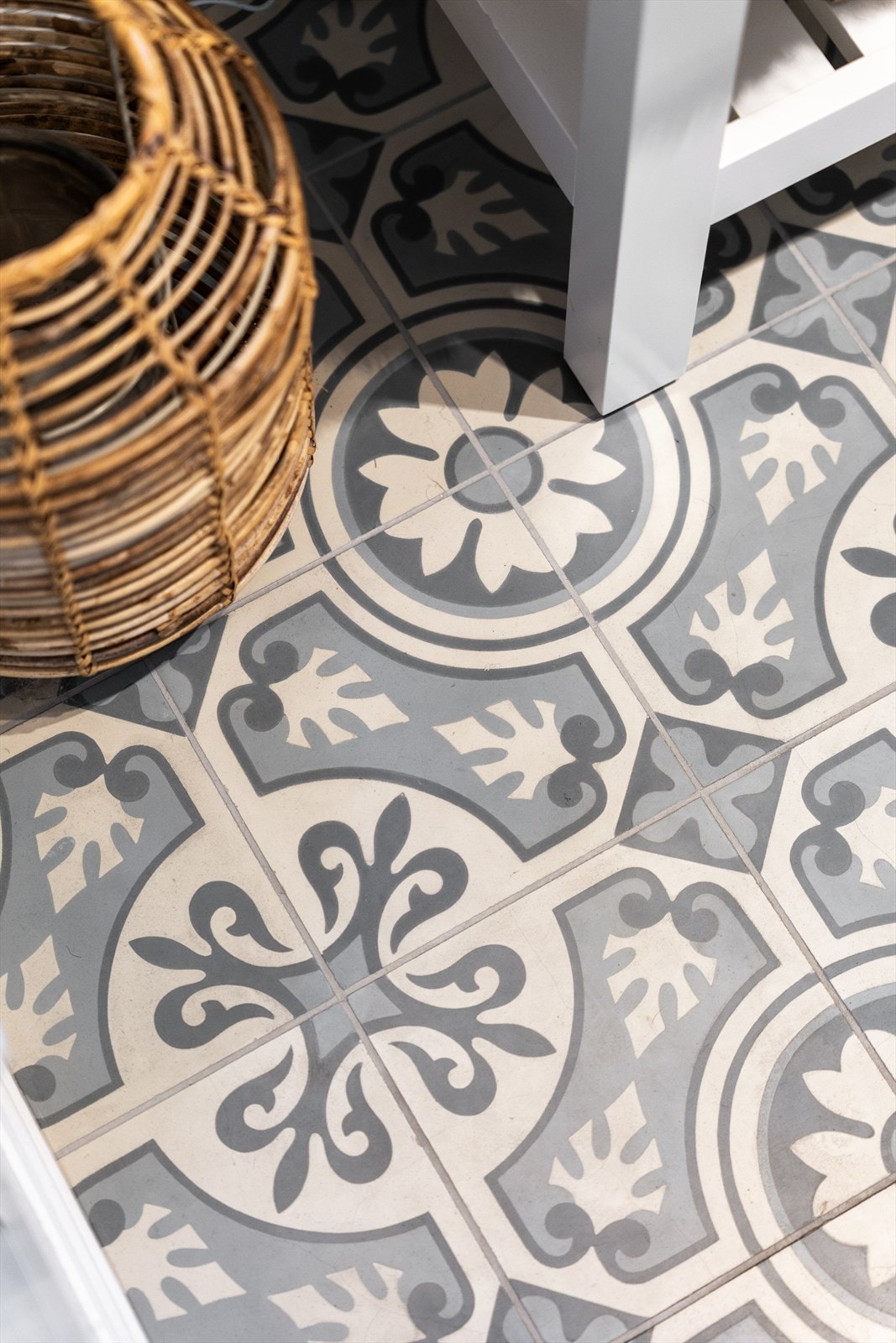 I gangen er det lagt flotte og moderne fliser på gulvet Galleribilde