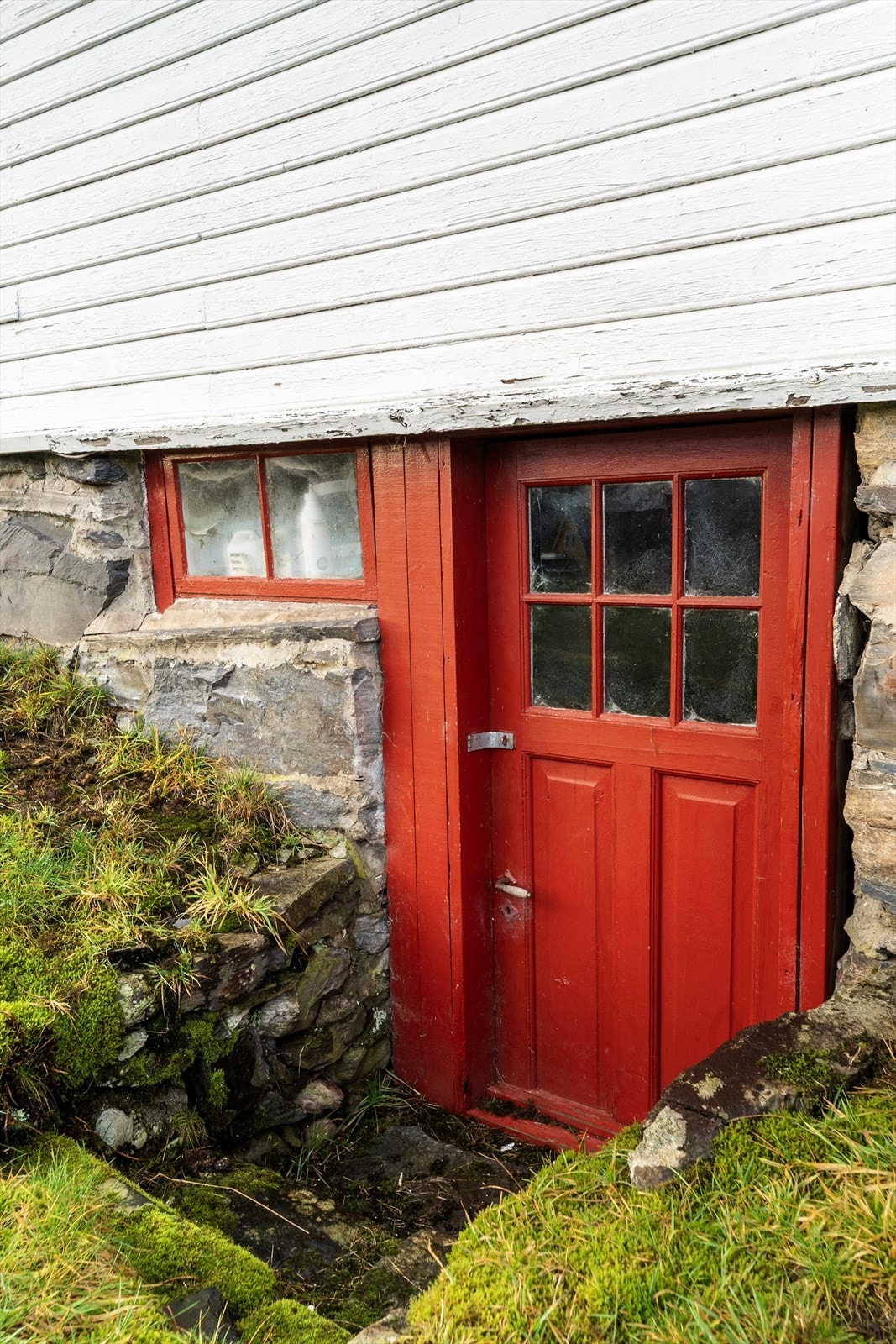 Utvendig er det tilgang til uinnredet grovkjeller med ekstra lagringsplass Galleribilde