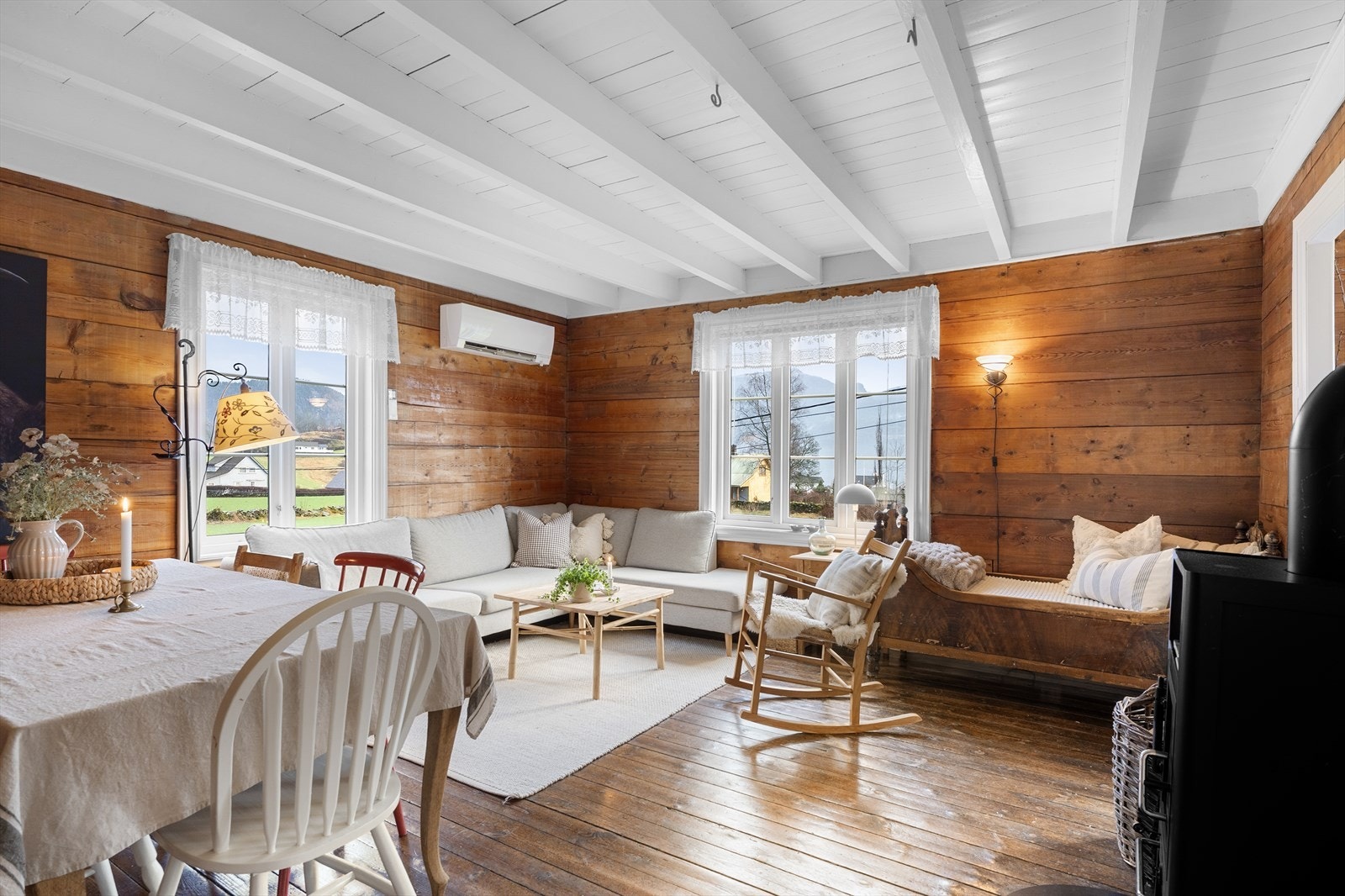 Boligen har en koselig stue med god plass til sofagruppe og spisebord Galleribilde