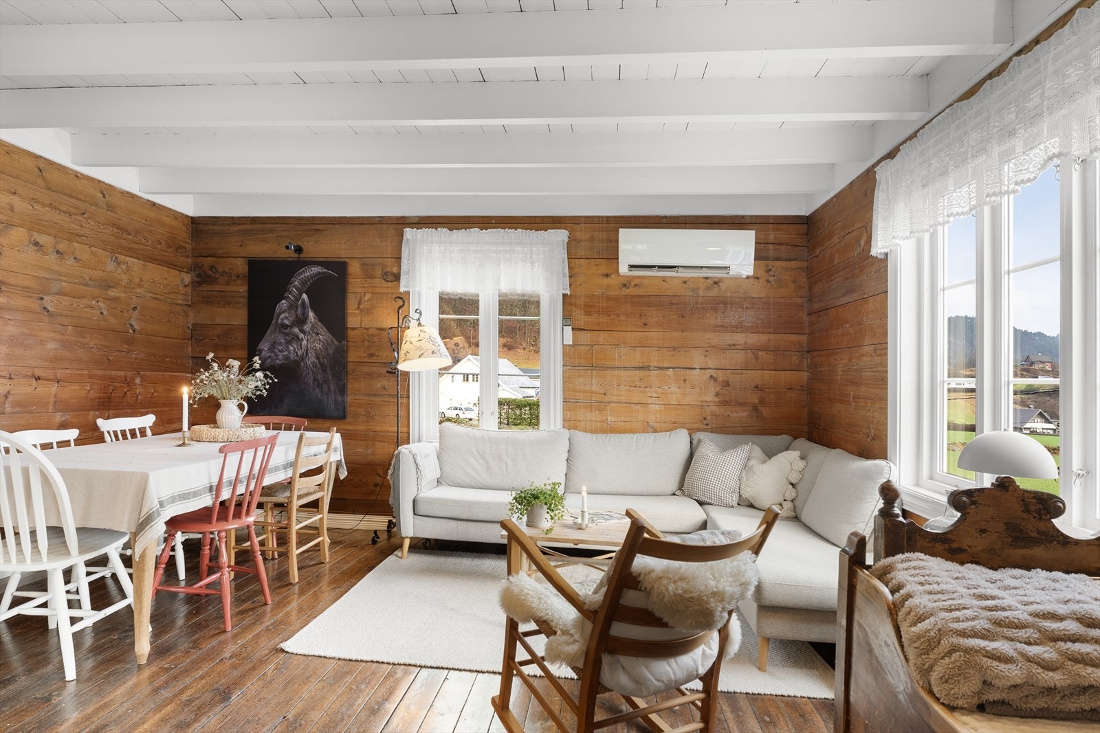 Boligens sjel er flott bevart med synlige tømmervegger og tregulv Galleribilde