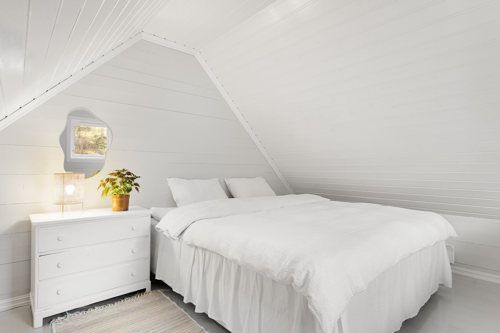 Soverom nr. 2 er også av god størrelse og har plass til dobbeltseng og tilhørende nattbord Galleribilde