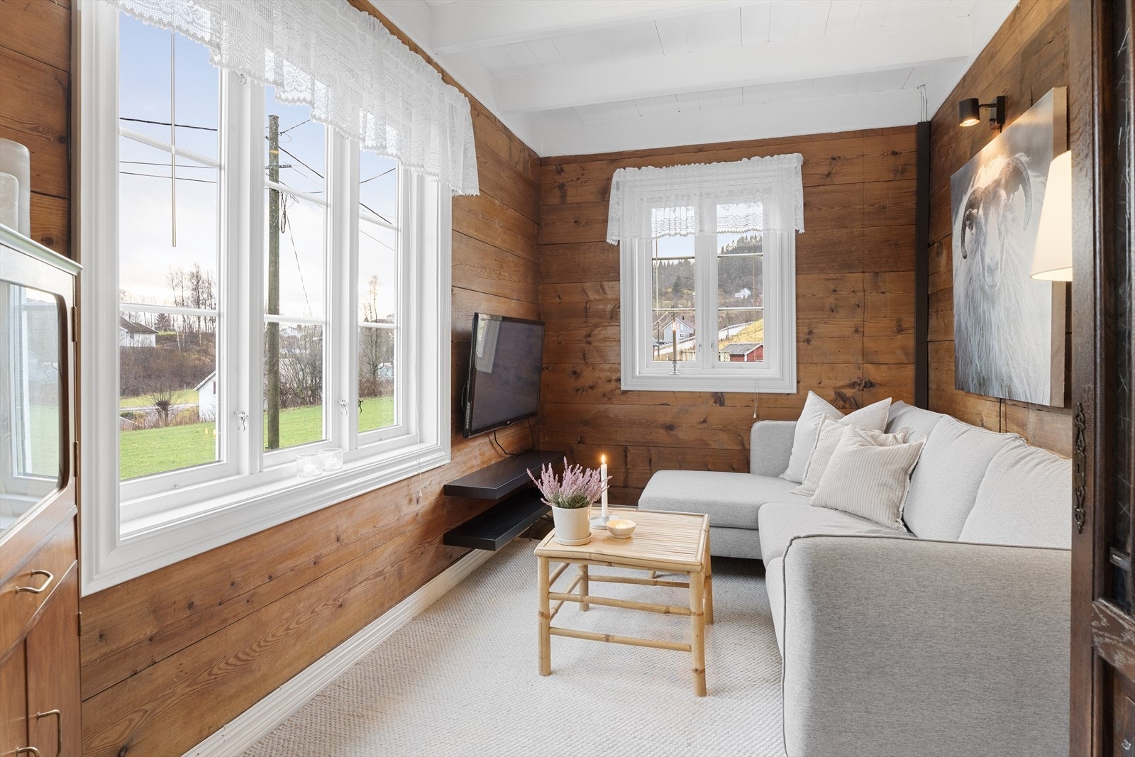 Lys og hyggelig tv-stue med store vinduer som sørger for godt med naturlig lysinnslipp Galleribilde